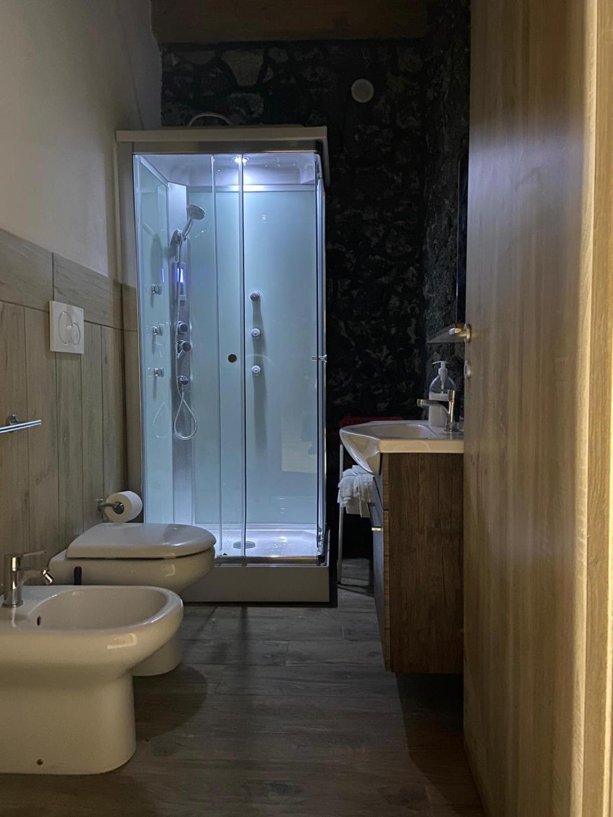 Suite with Hot Tub photo 2