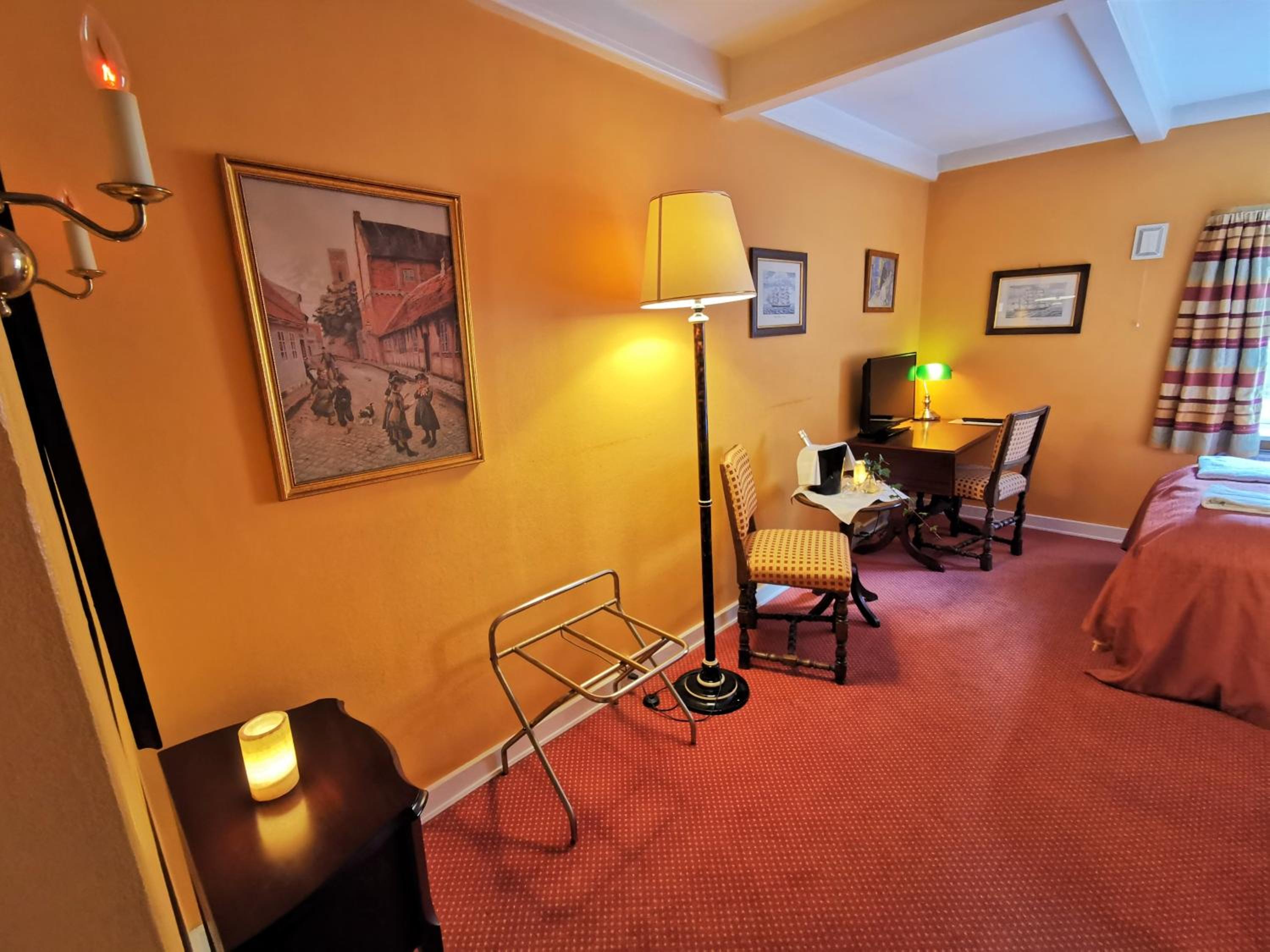 Standard Double Room (55 in wide bed) - Photo 3