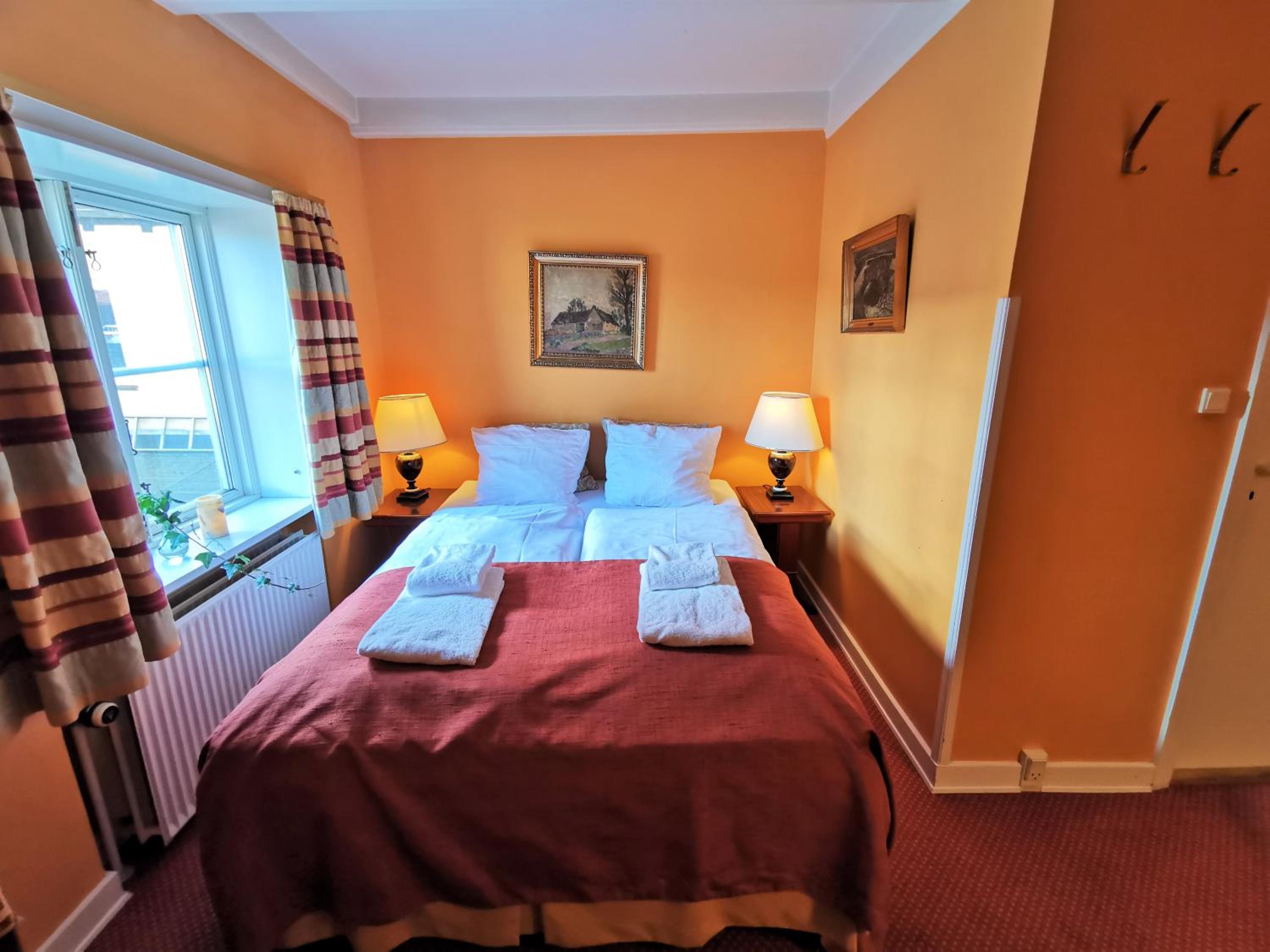Standard Double Room (55 in wide bed) - Photo 2