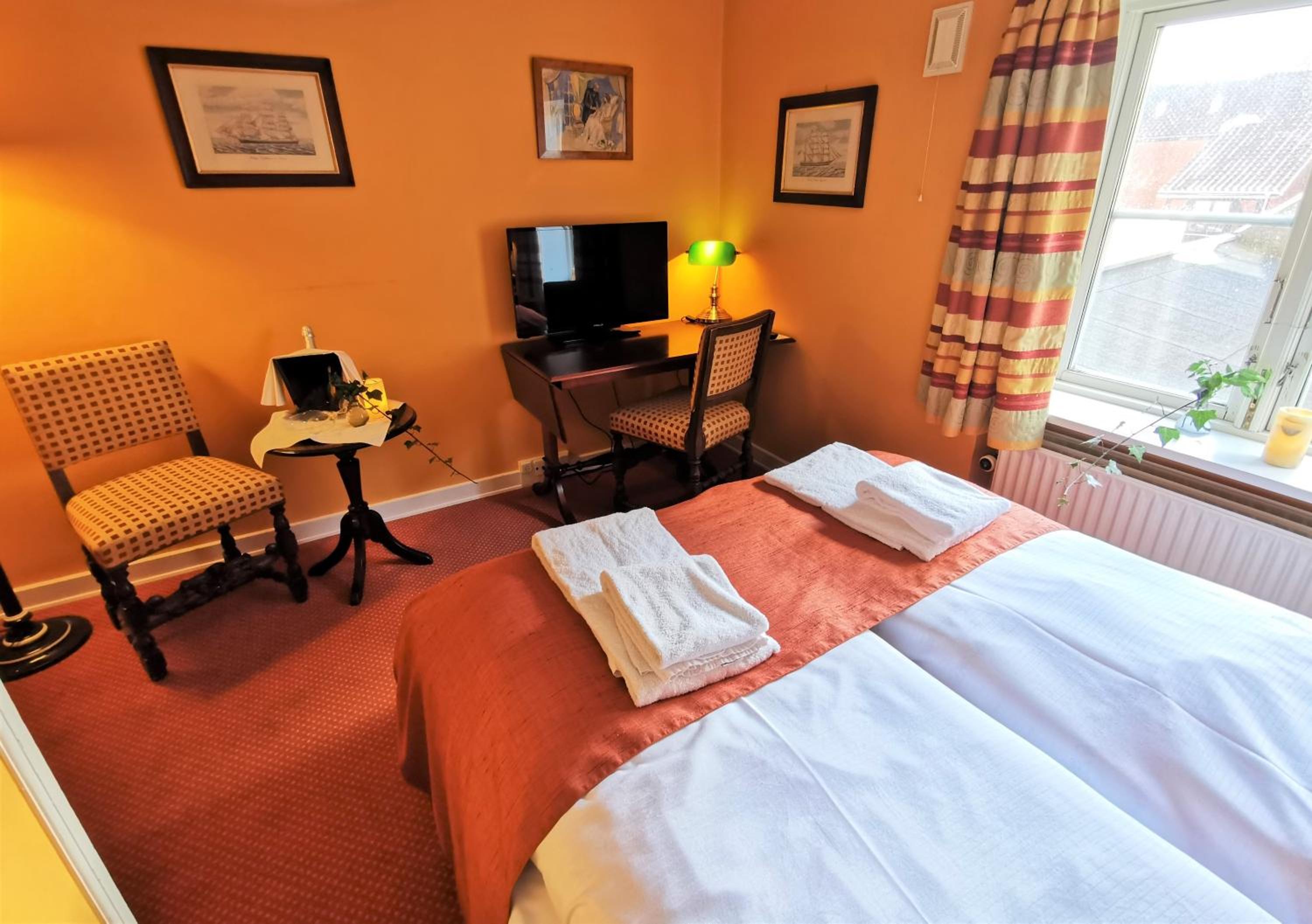 Standard Double Room (55 in wide bed) - Photo 10