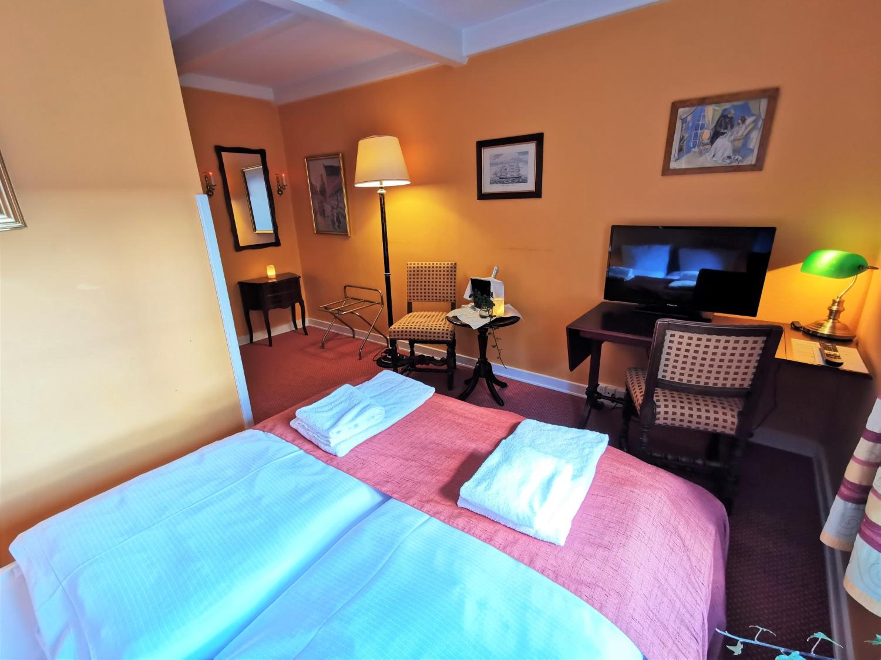 Standard Double Room (55 in wide bed) - Photo 9