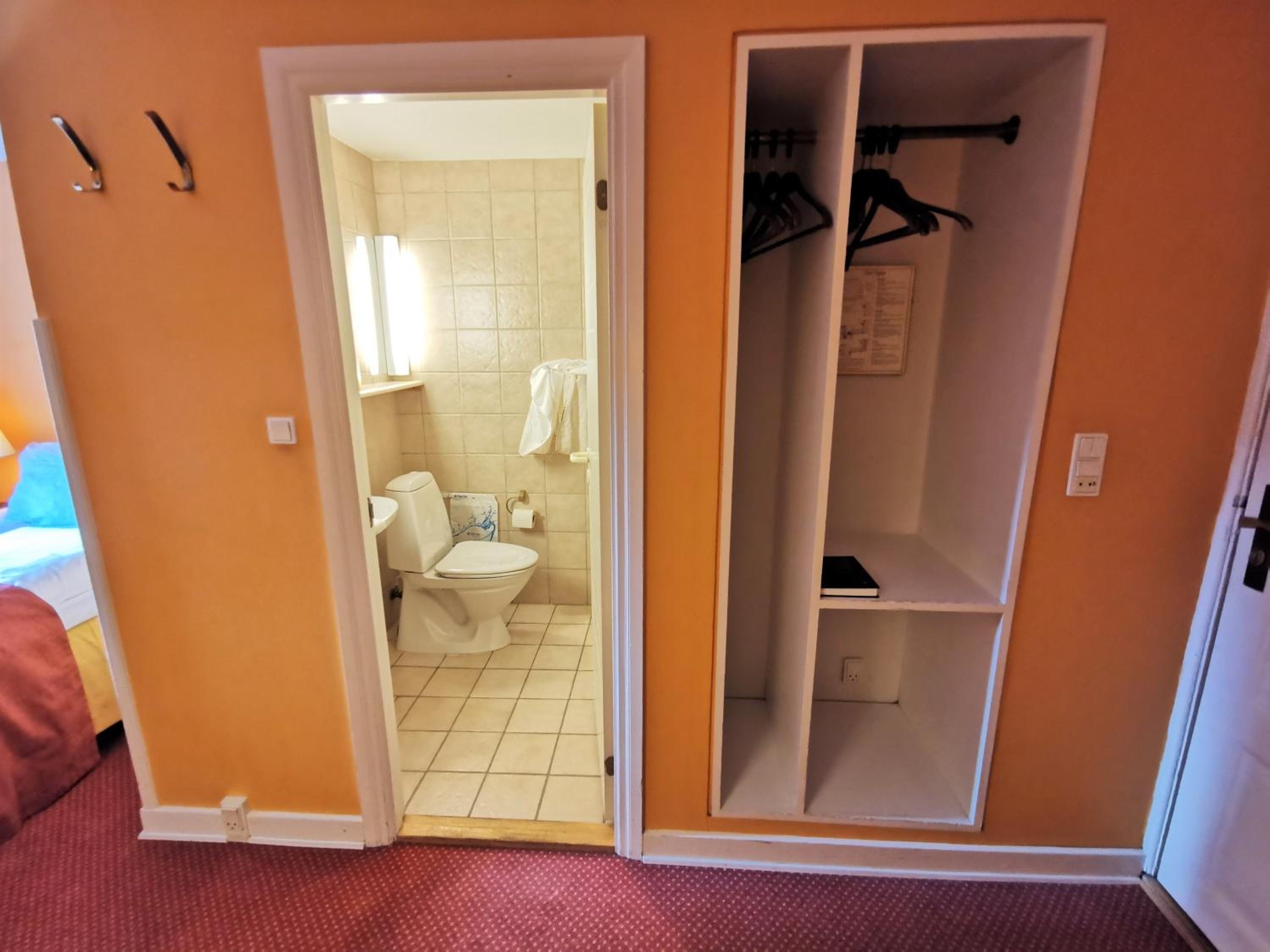 Standard Double Room (55 in wide bed) - Photo 7