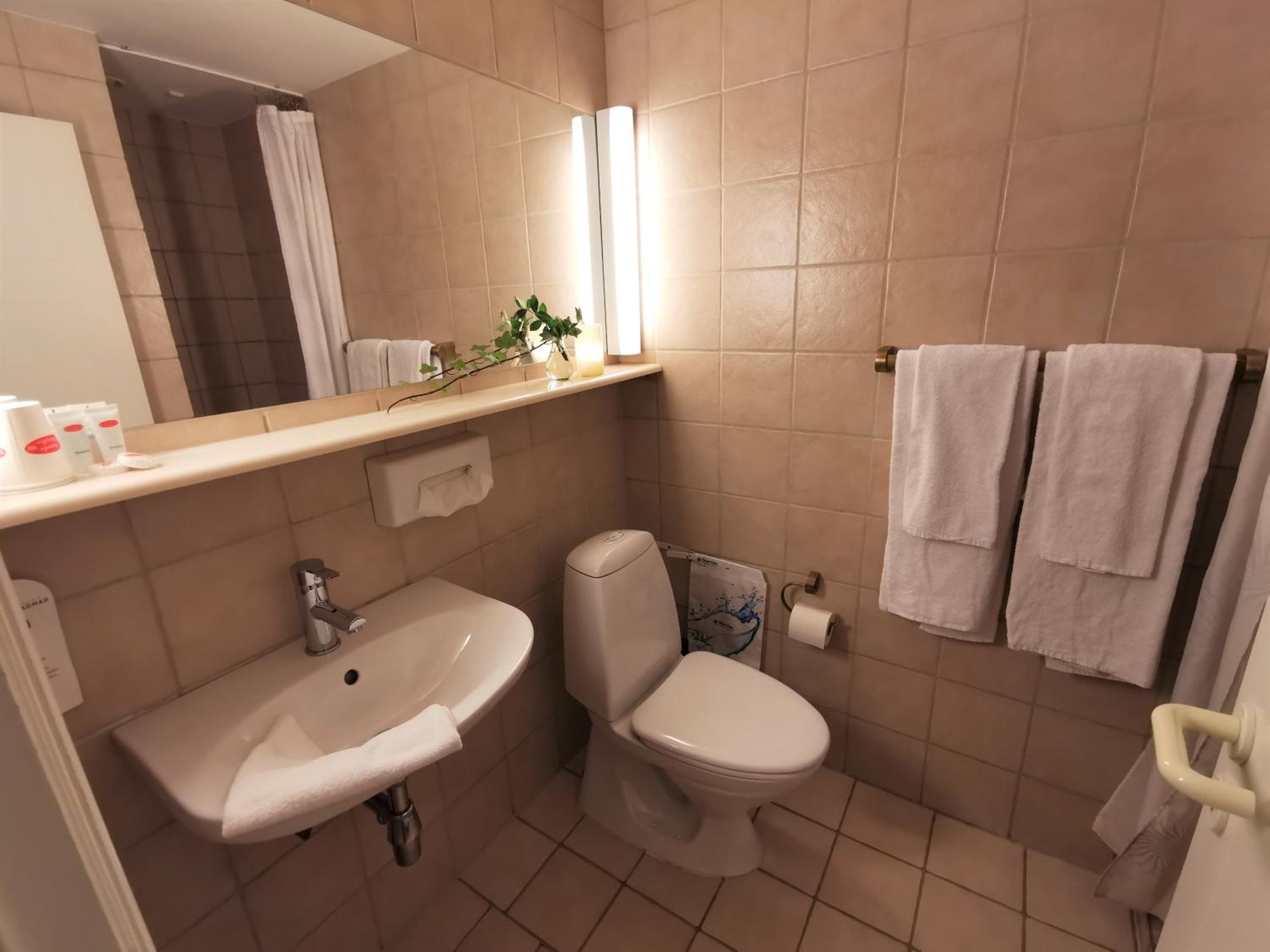 Standard Double Room (55 in wide bed) - Photo 6