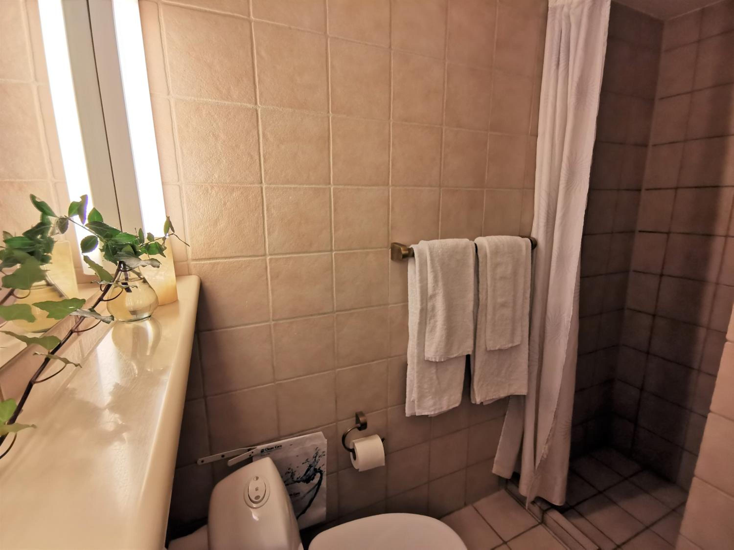 Standard Double Room (55 in wide bed) - Photo 4