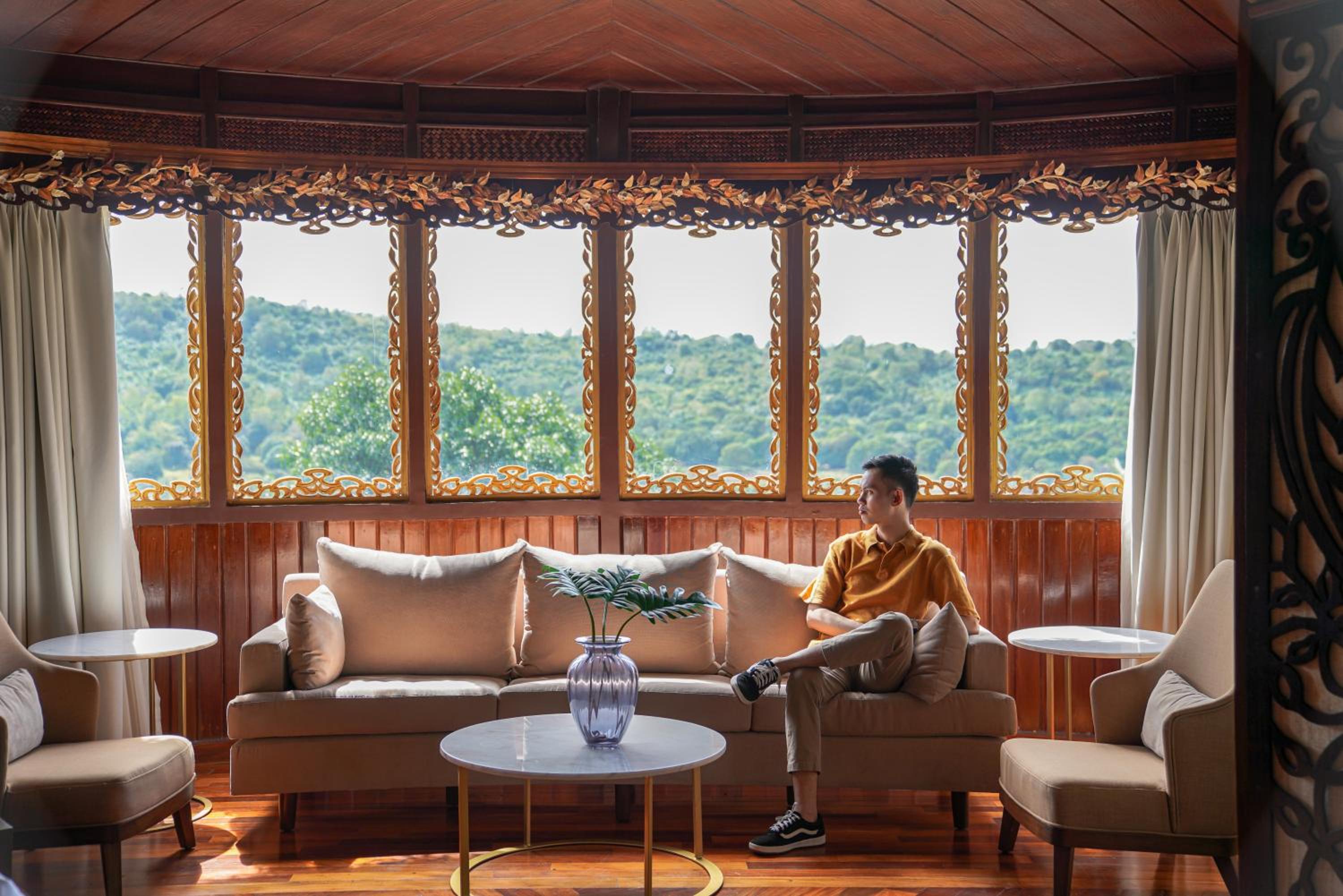 Monarch Villa - Photo 2