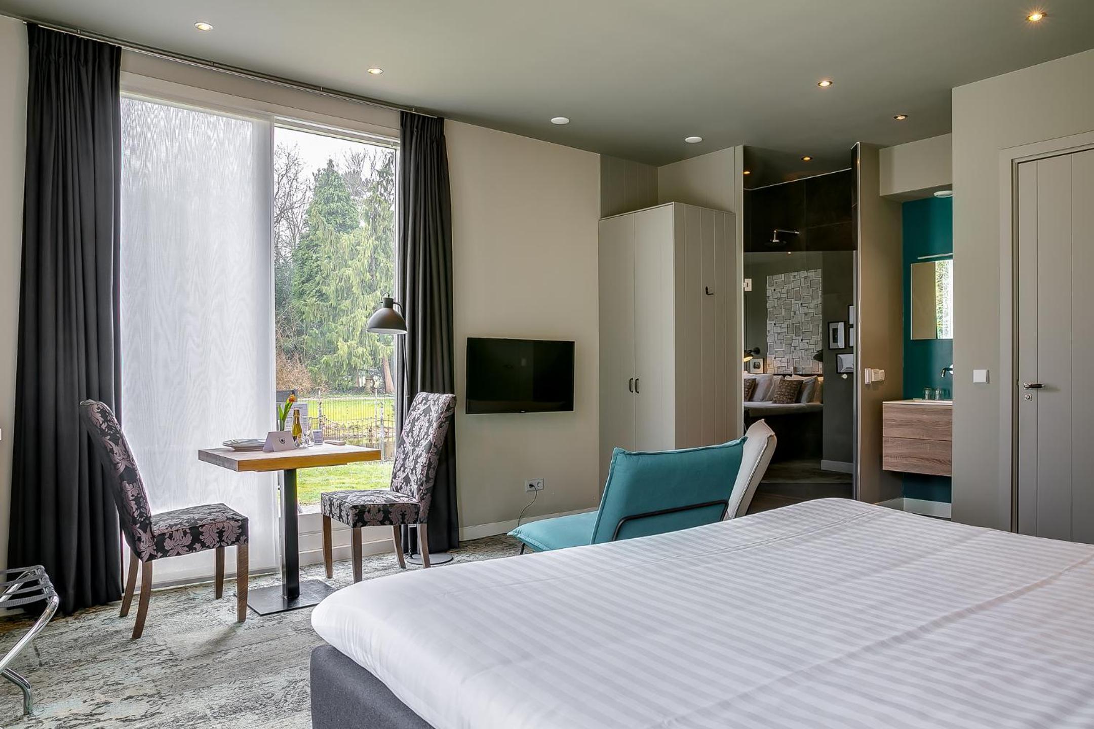 Deluxe Junior Suite photo 2