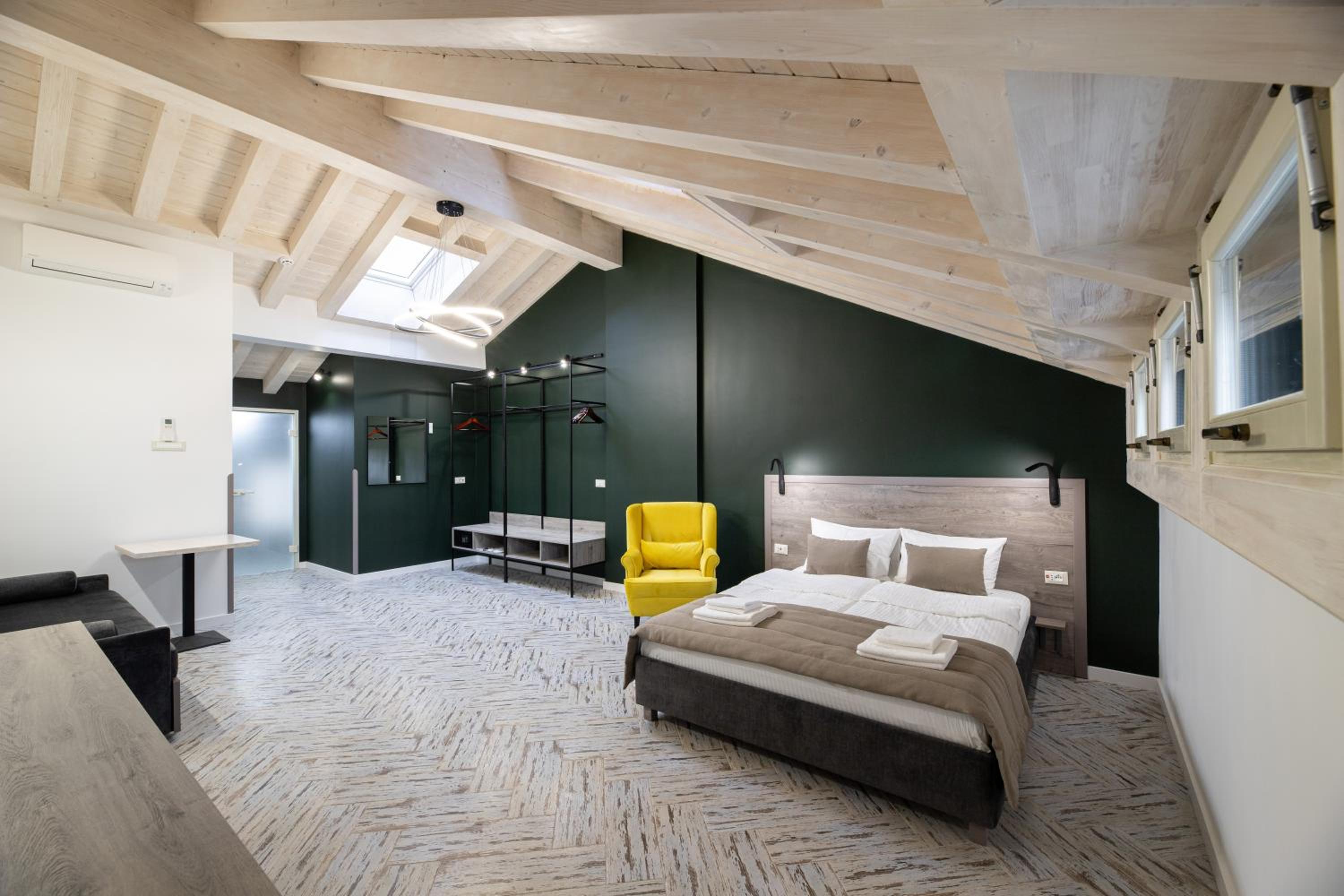 Large Double Room photo 1