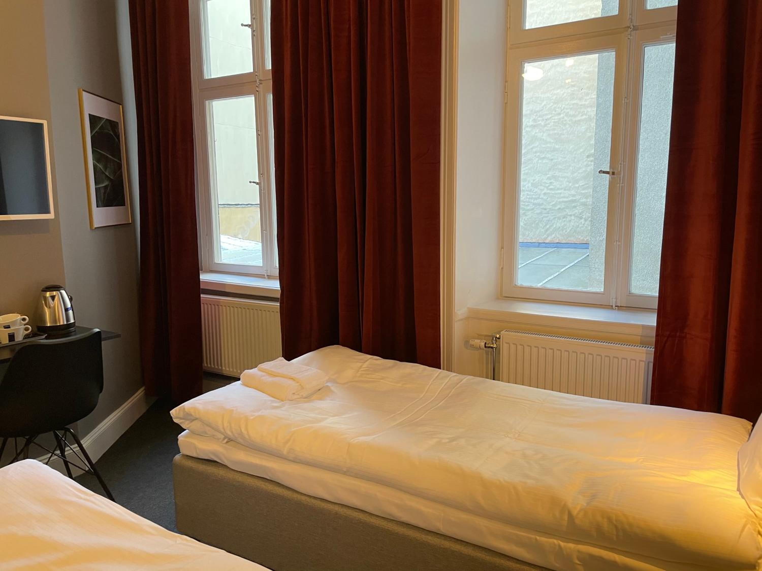 Twin Room thumbnail 5