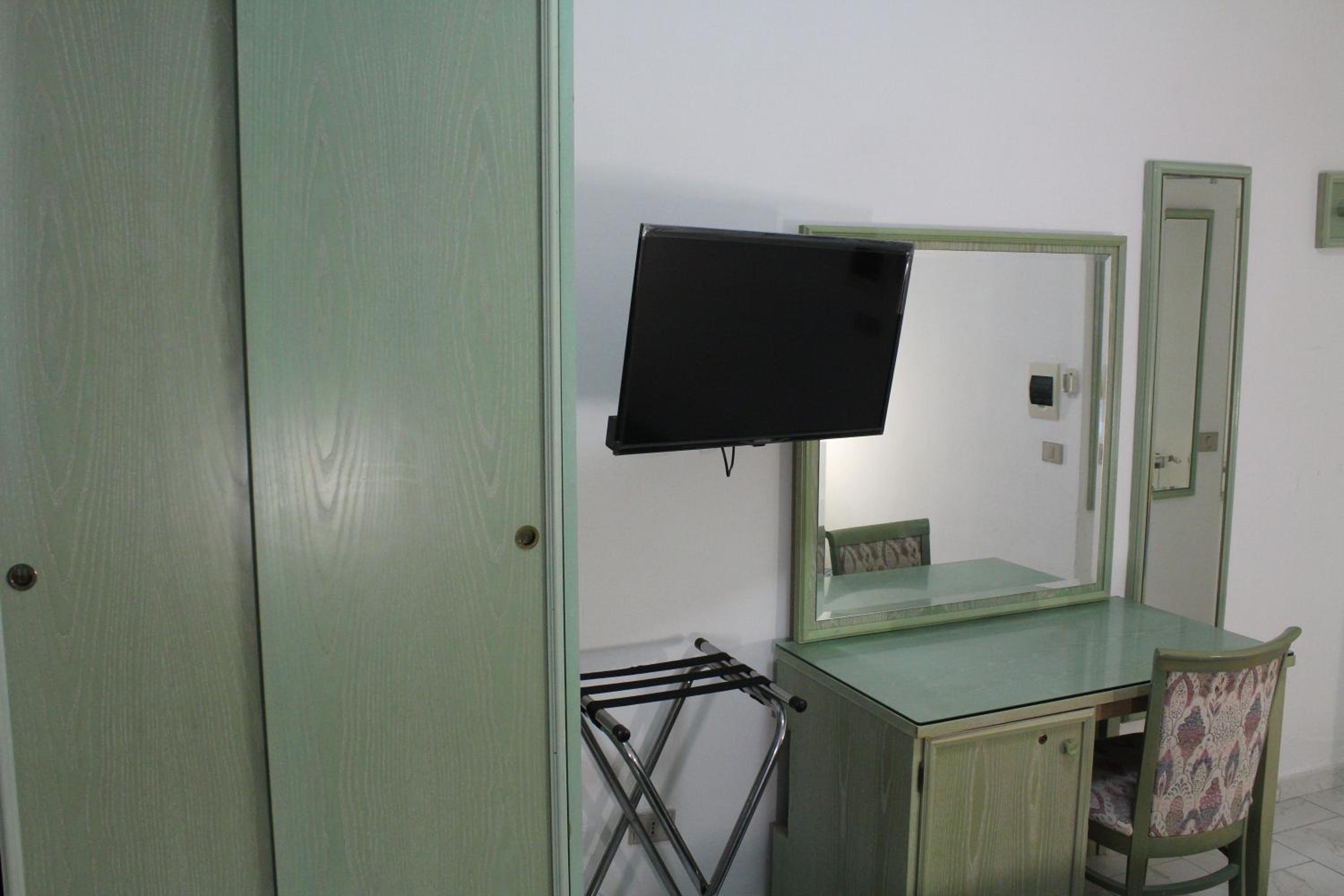 Standard Double Room - Photo 17