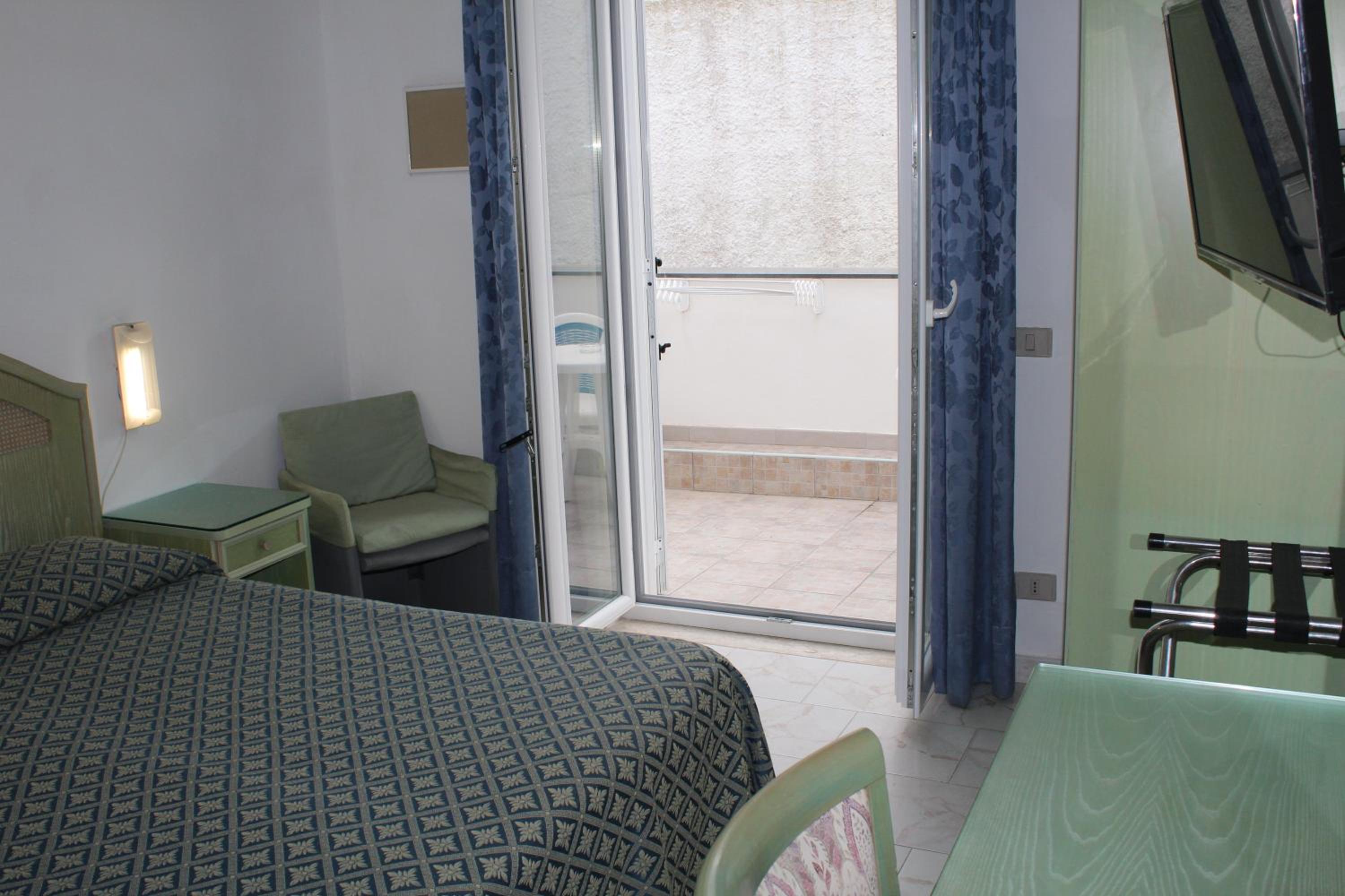 Standard Double Room - Photo 16