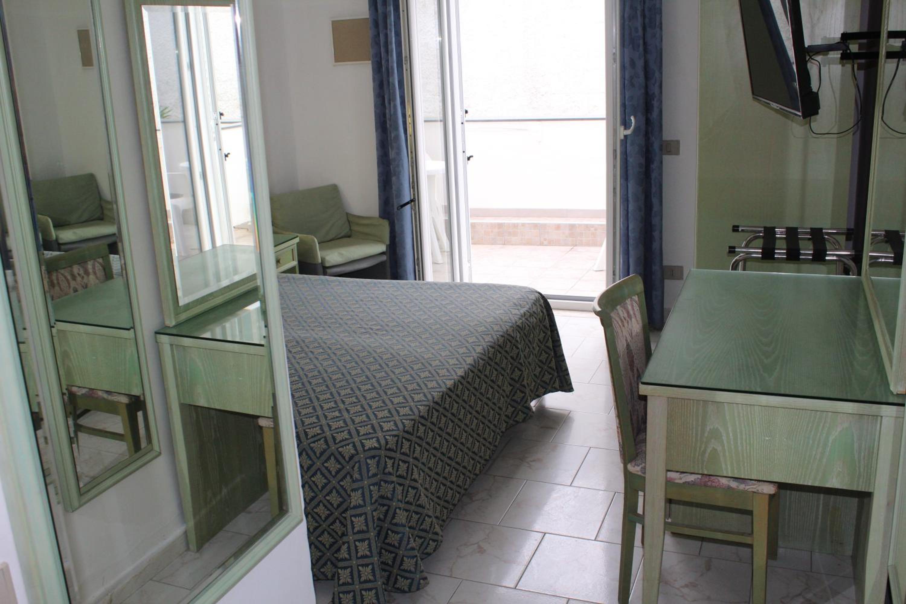 Standard Double Room - Photo 15