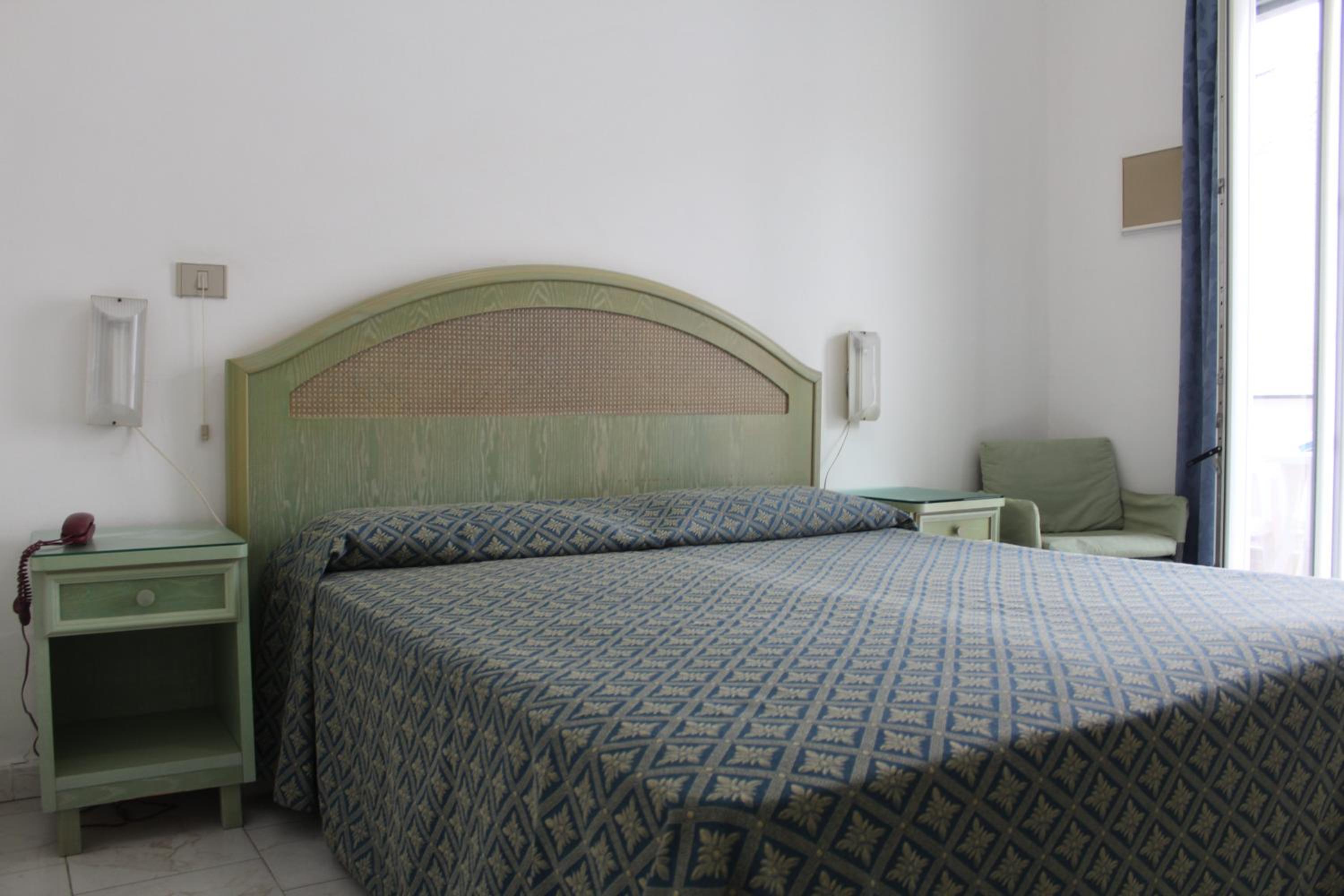 Standard Double Room - Photo 13