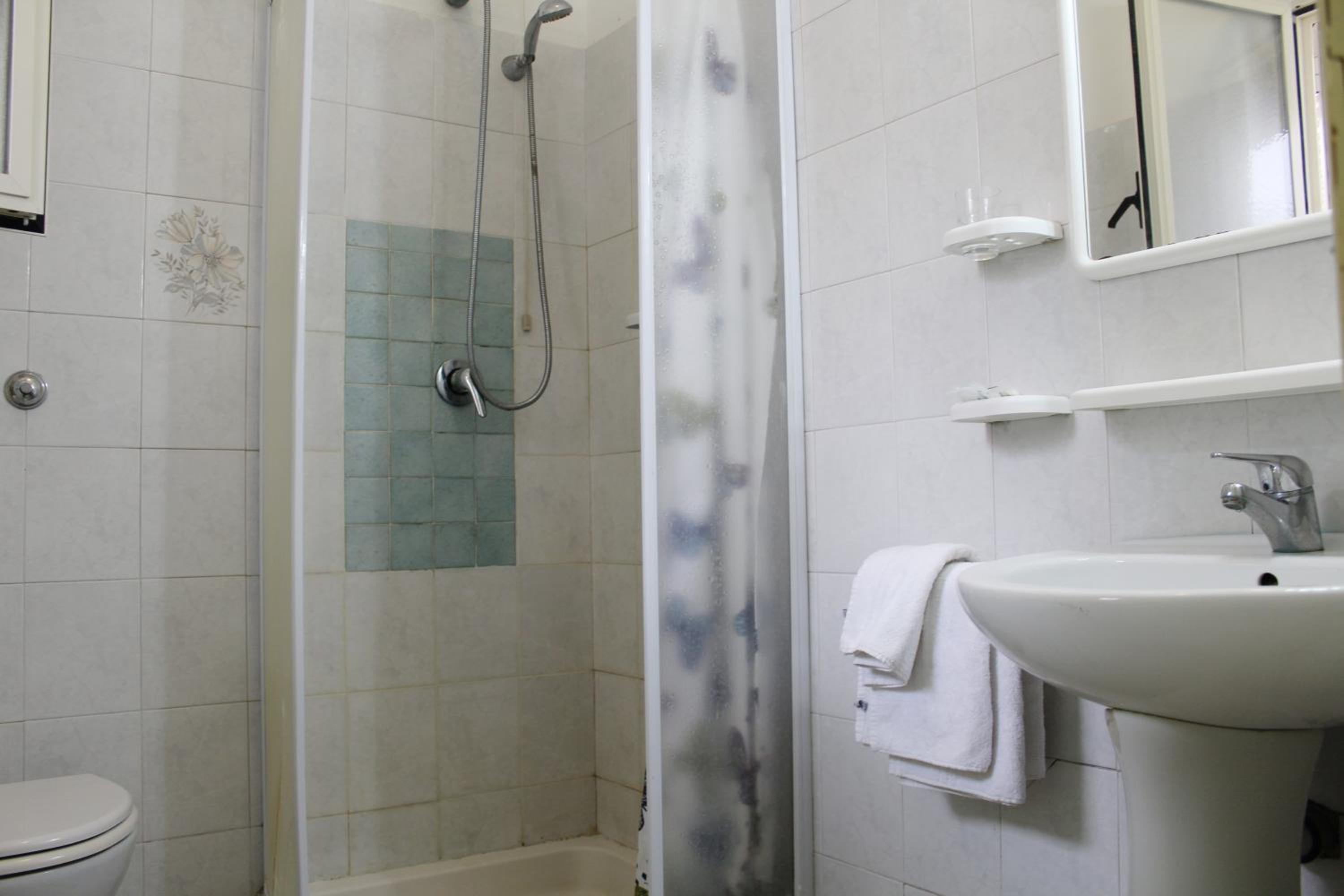 Standard Double Room - Photo 25