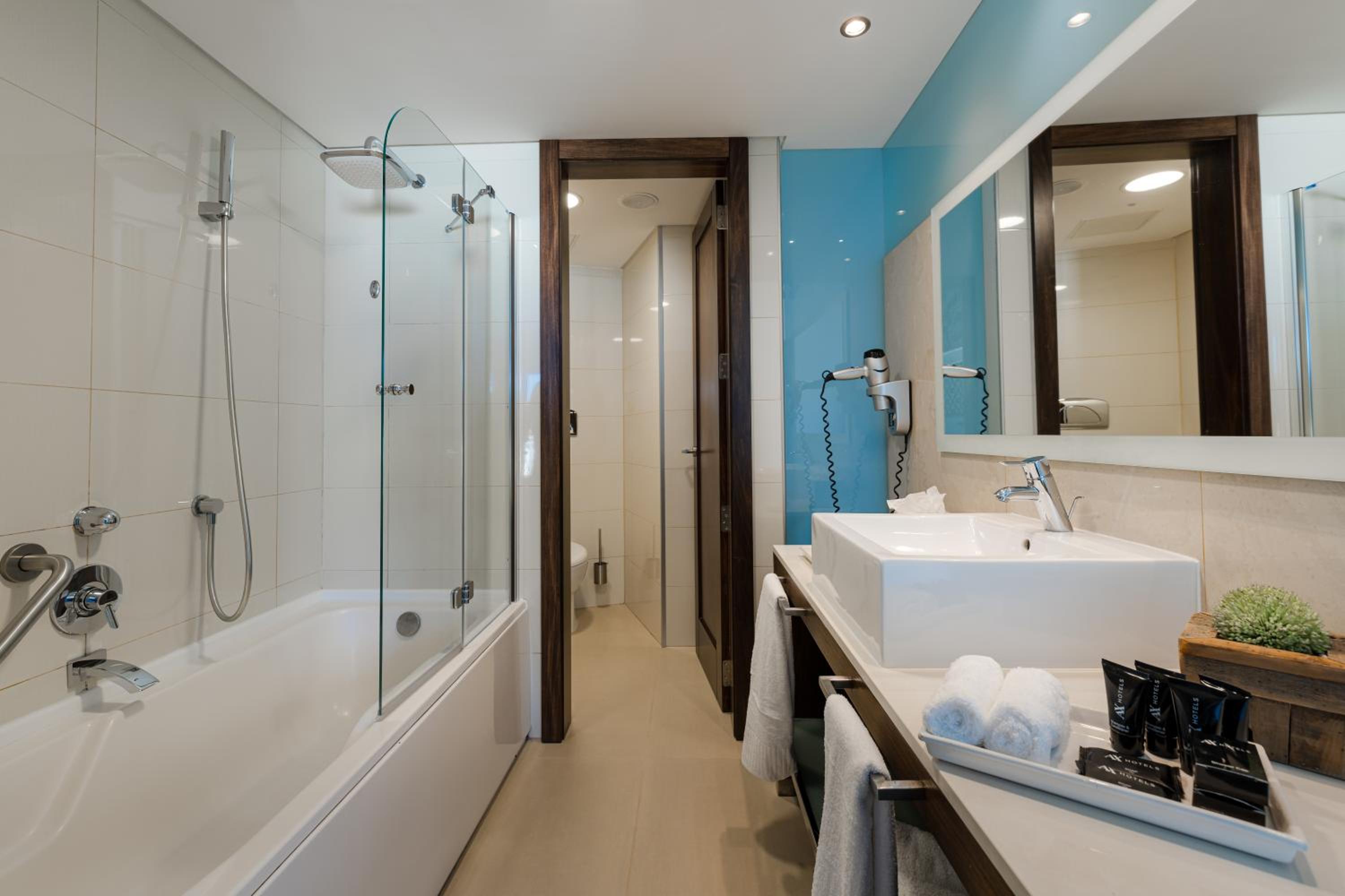 Superior Suite with Hot Tub - Photo 2