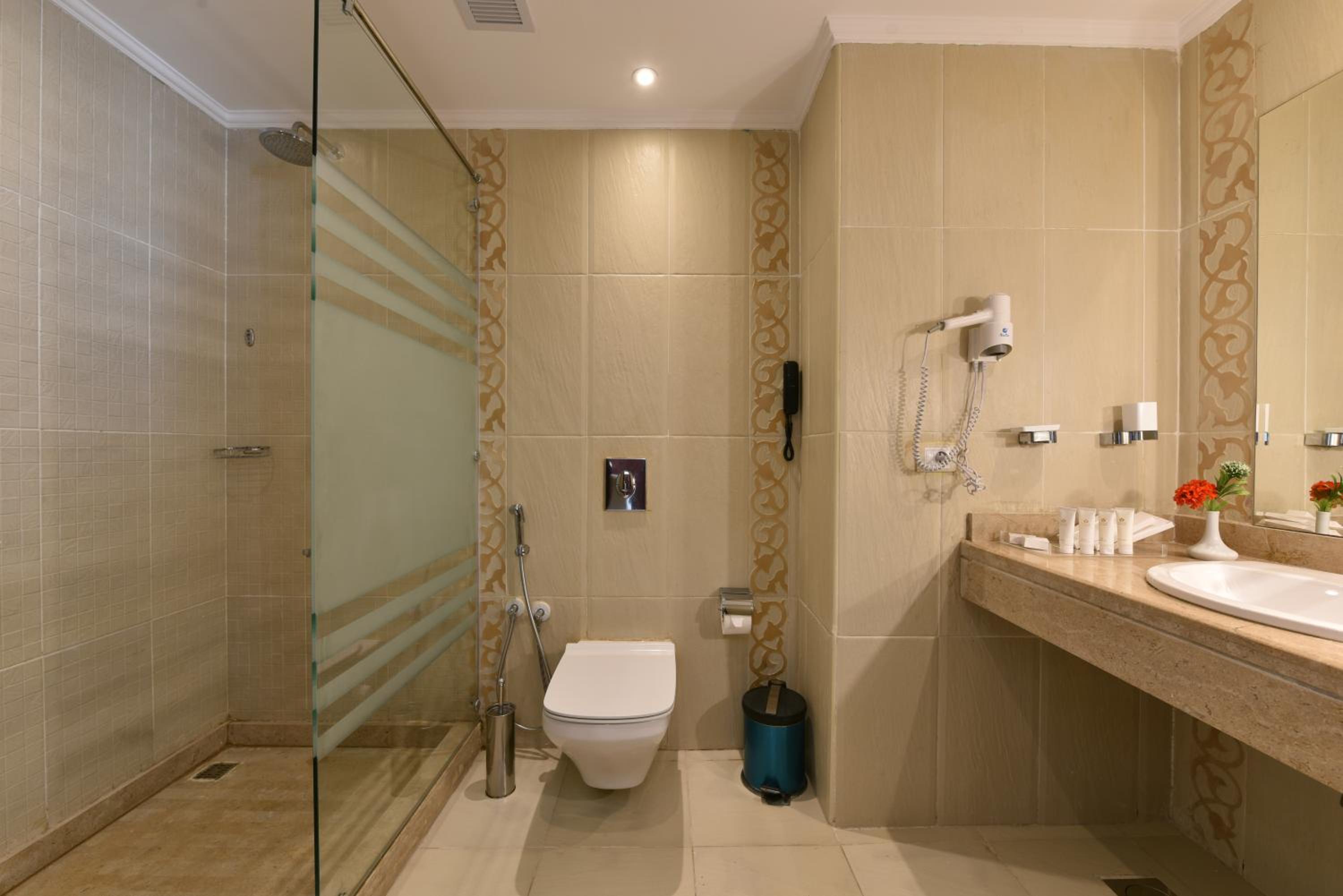 Deluxe Room with Sea and Pool View - Photo 4