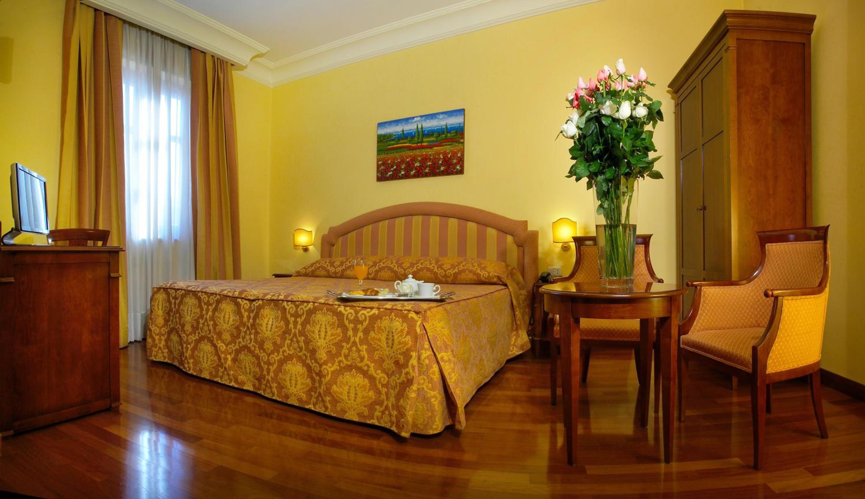 Standard King Room - Photo 8