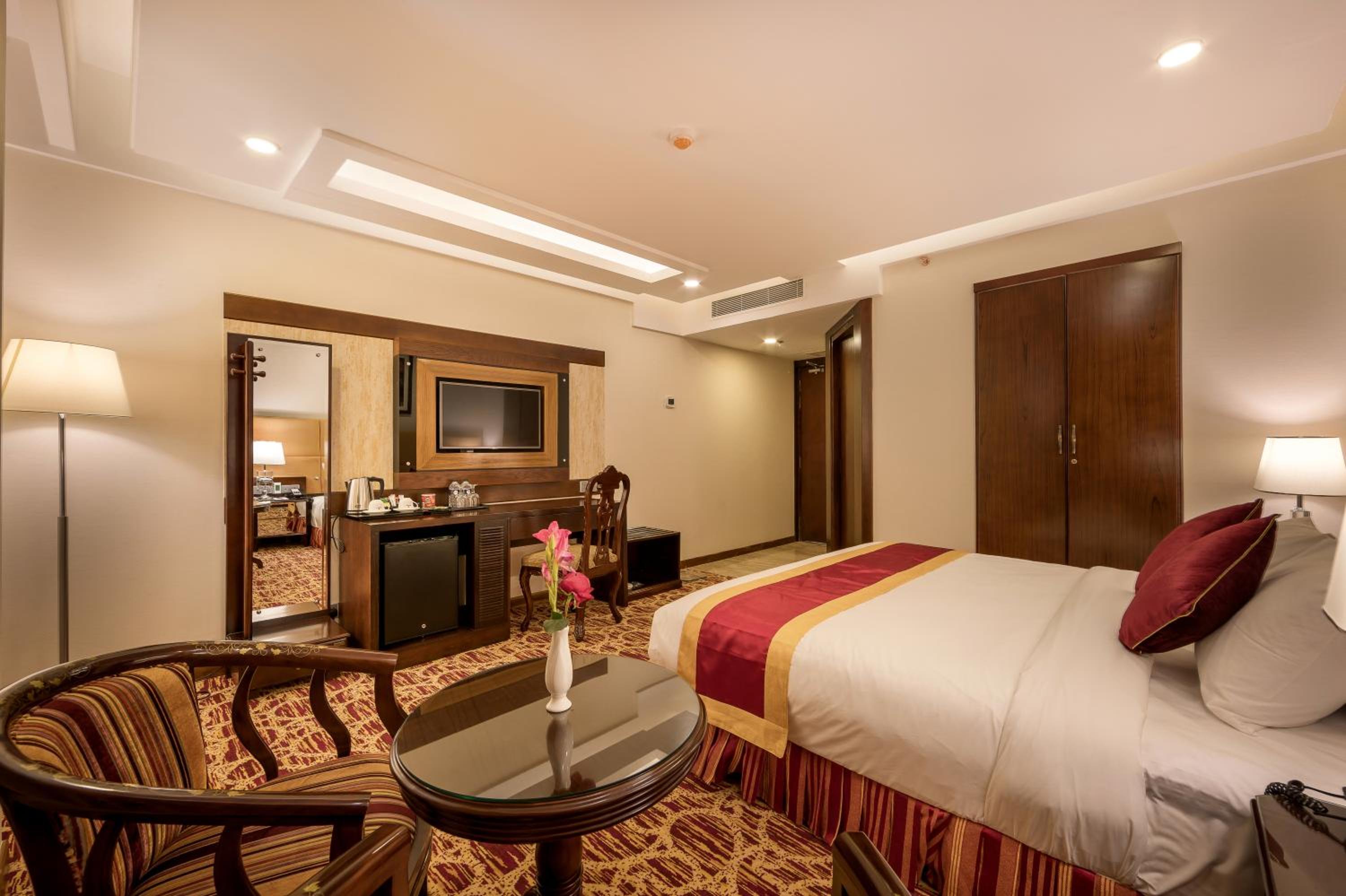 Deluxe King Room photo 2