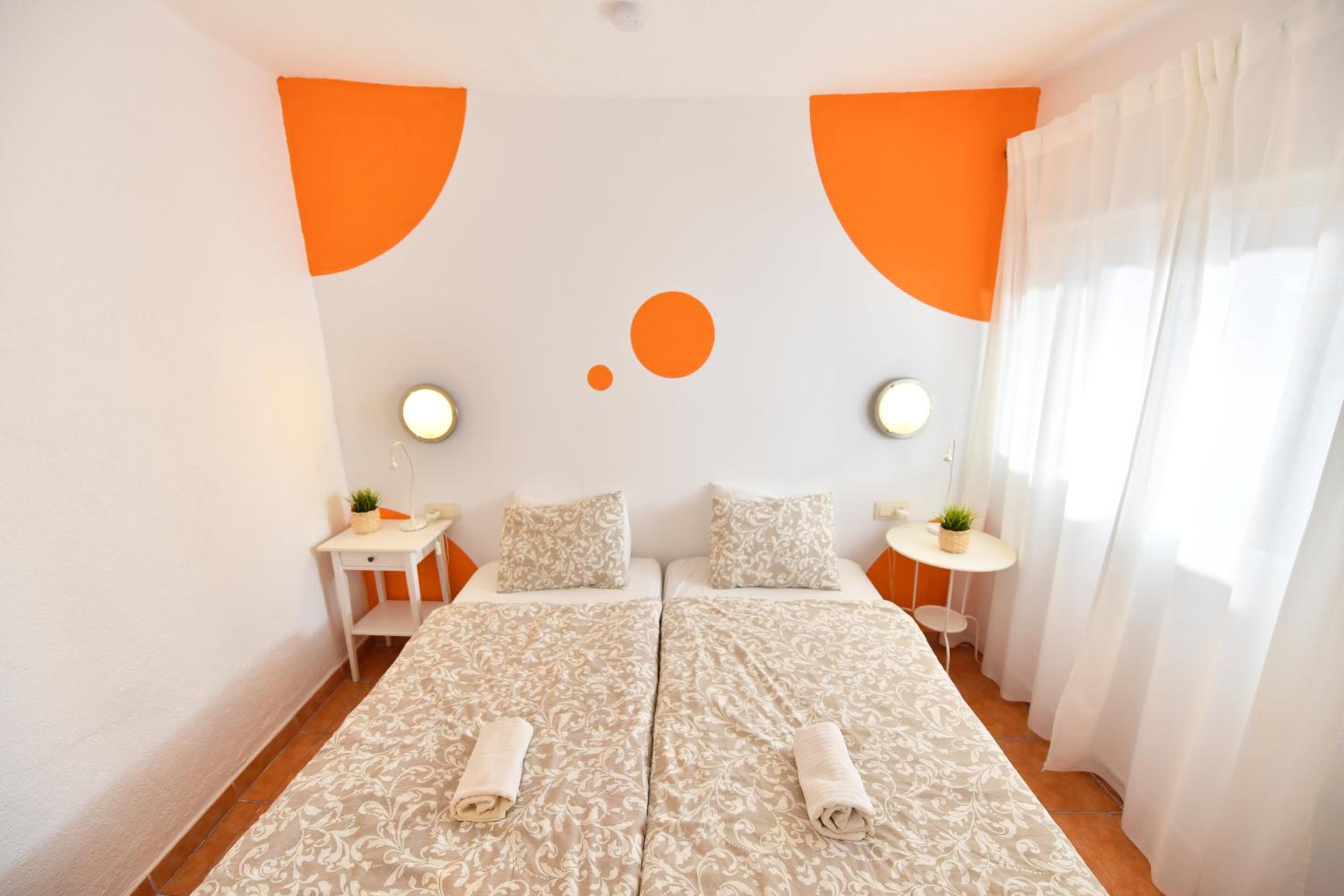 Habitación Triple con Baño Compartido
