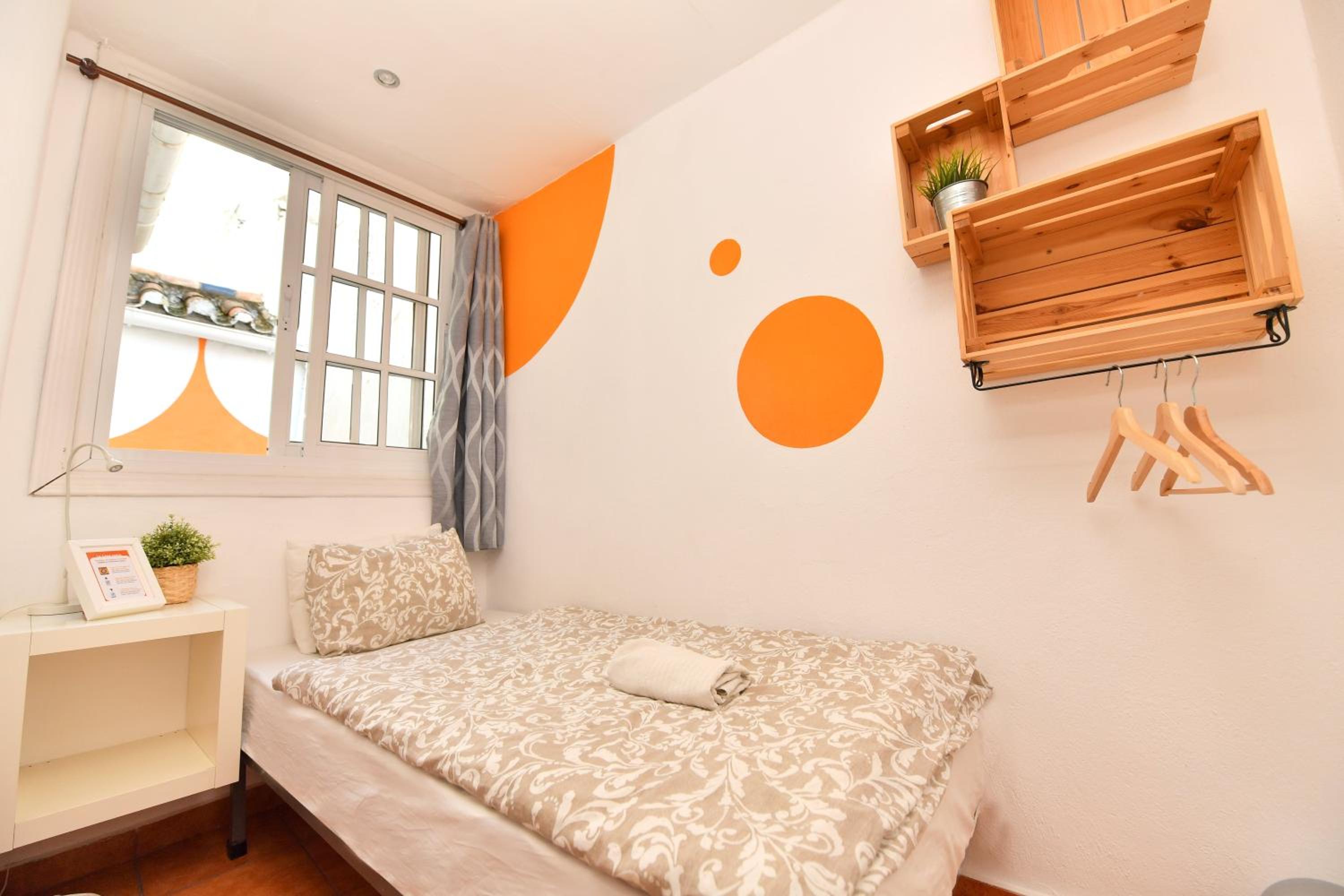 Habitación Económica Individual con Baño y Aseo Compartidos