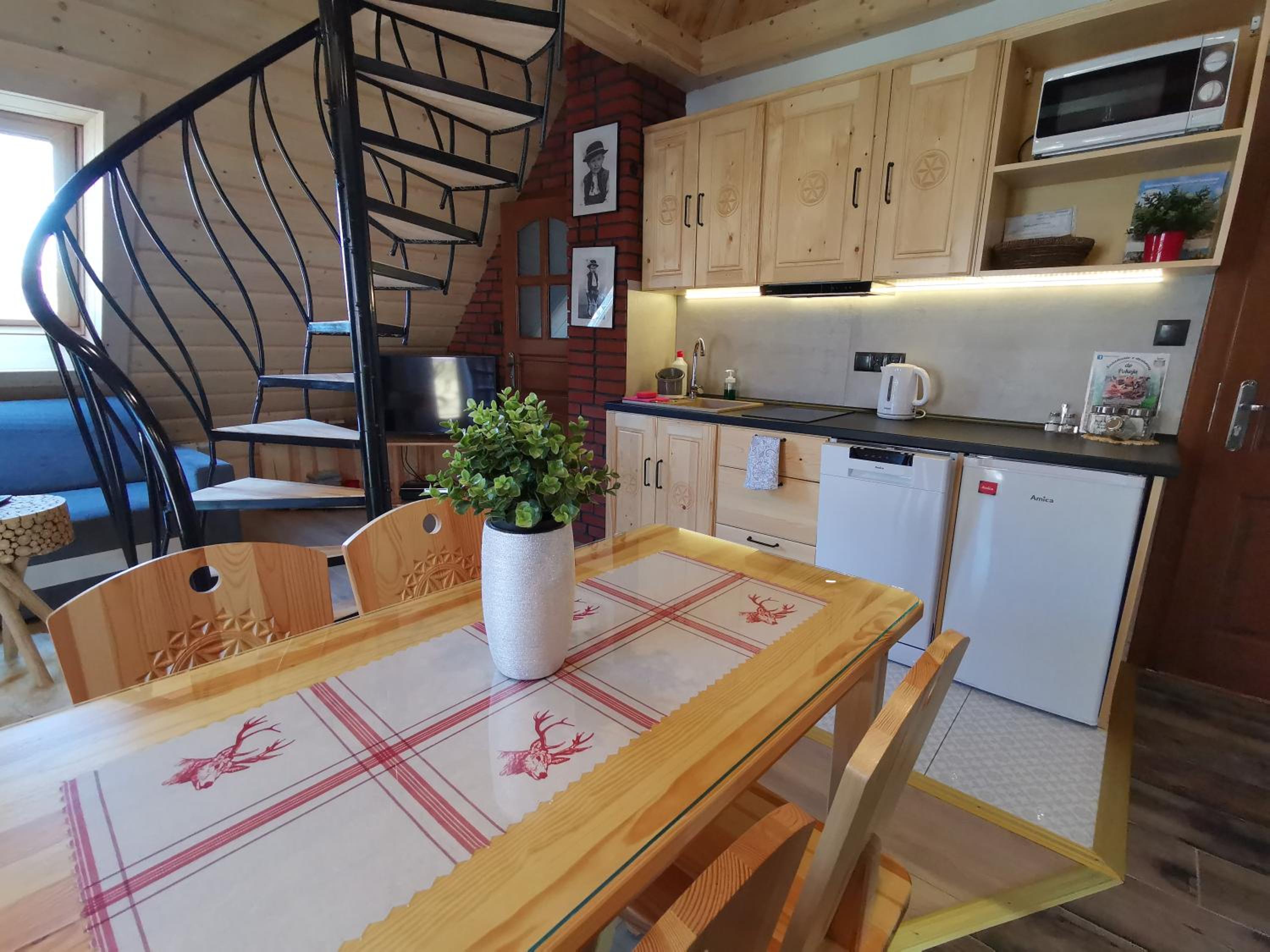 Deluxe Family Suite - Photo 16