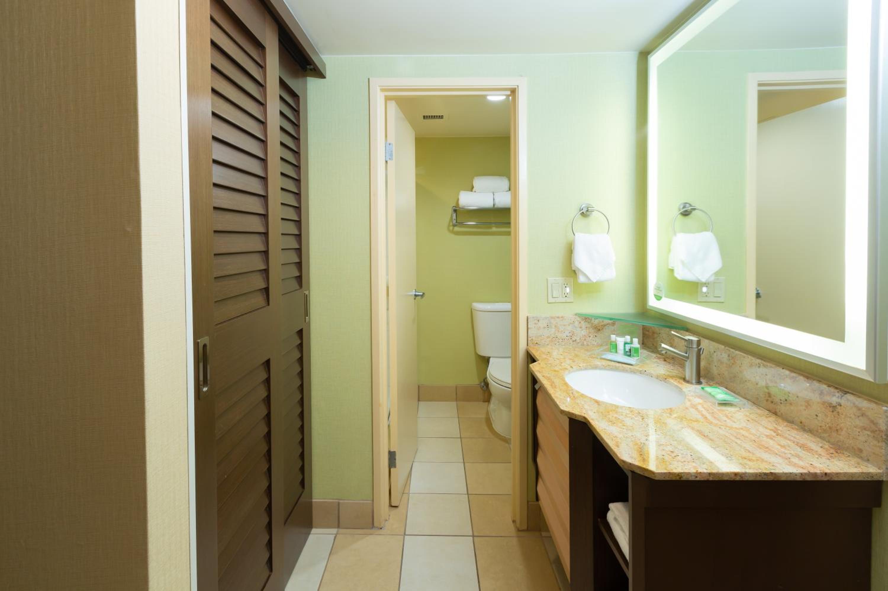 Standard King Room - Photo 5