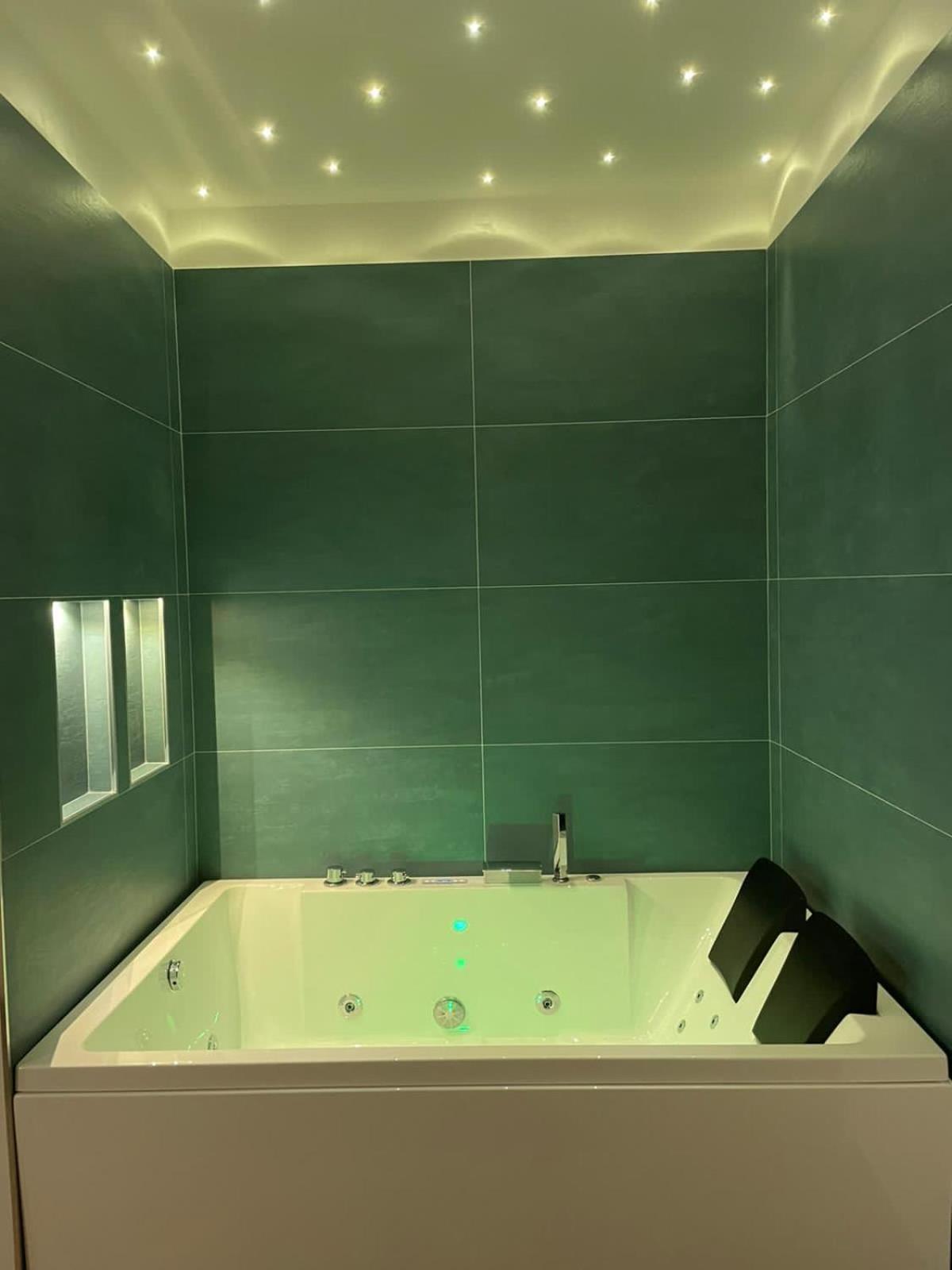 Double Room with Spa Bath photo 3