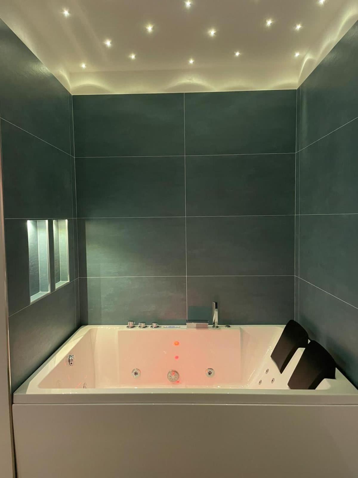 Double Room with Spa Bath photo 2
