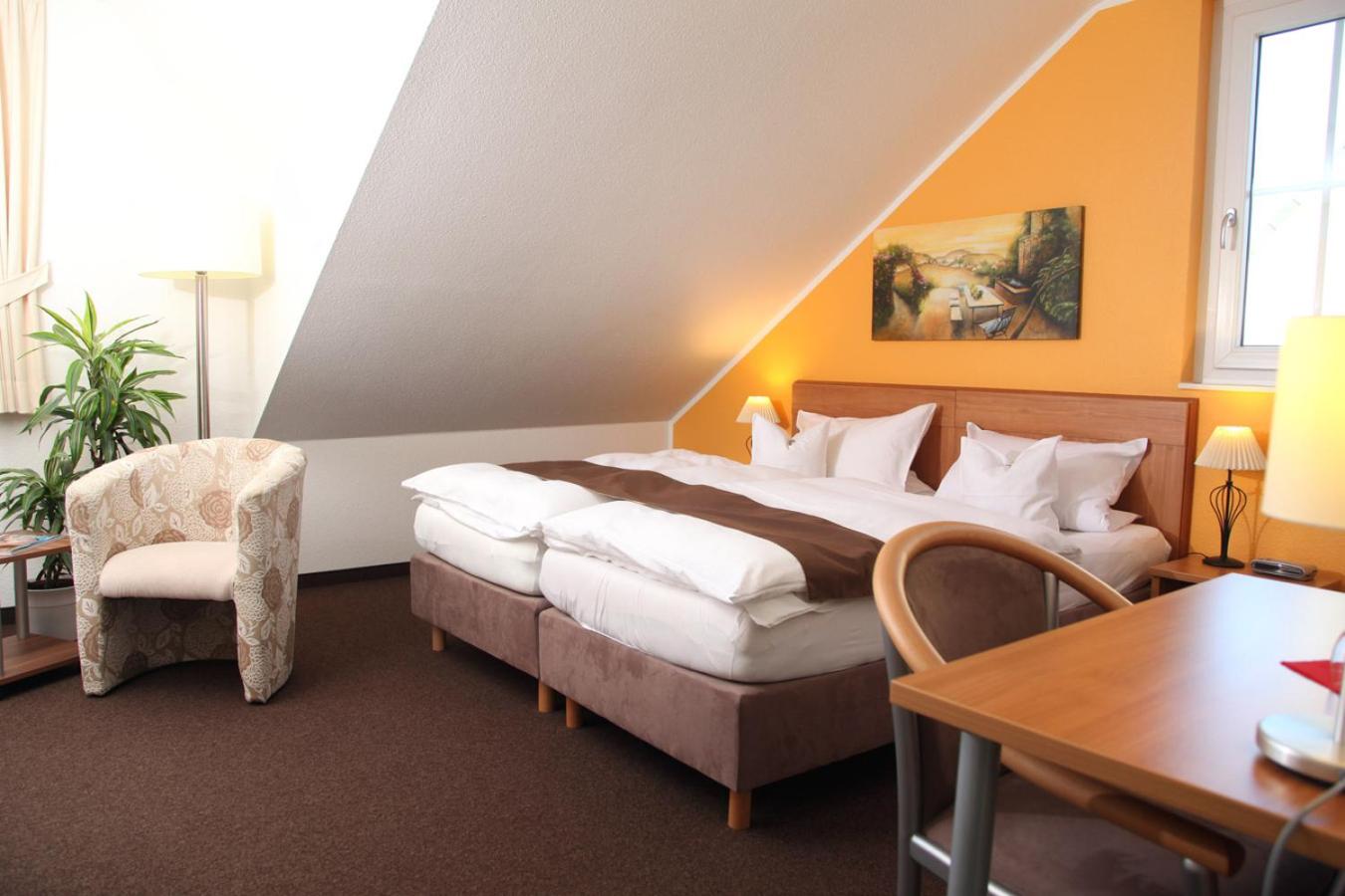 Double or Twin Room with Private Bathroom photo 3