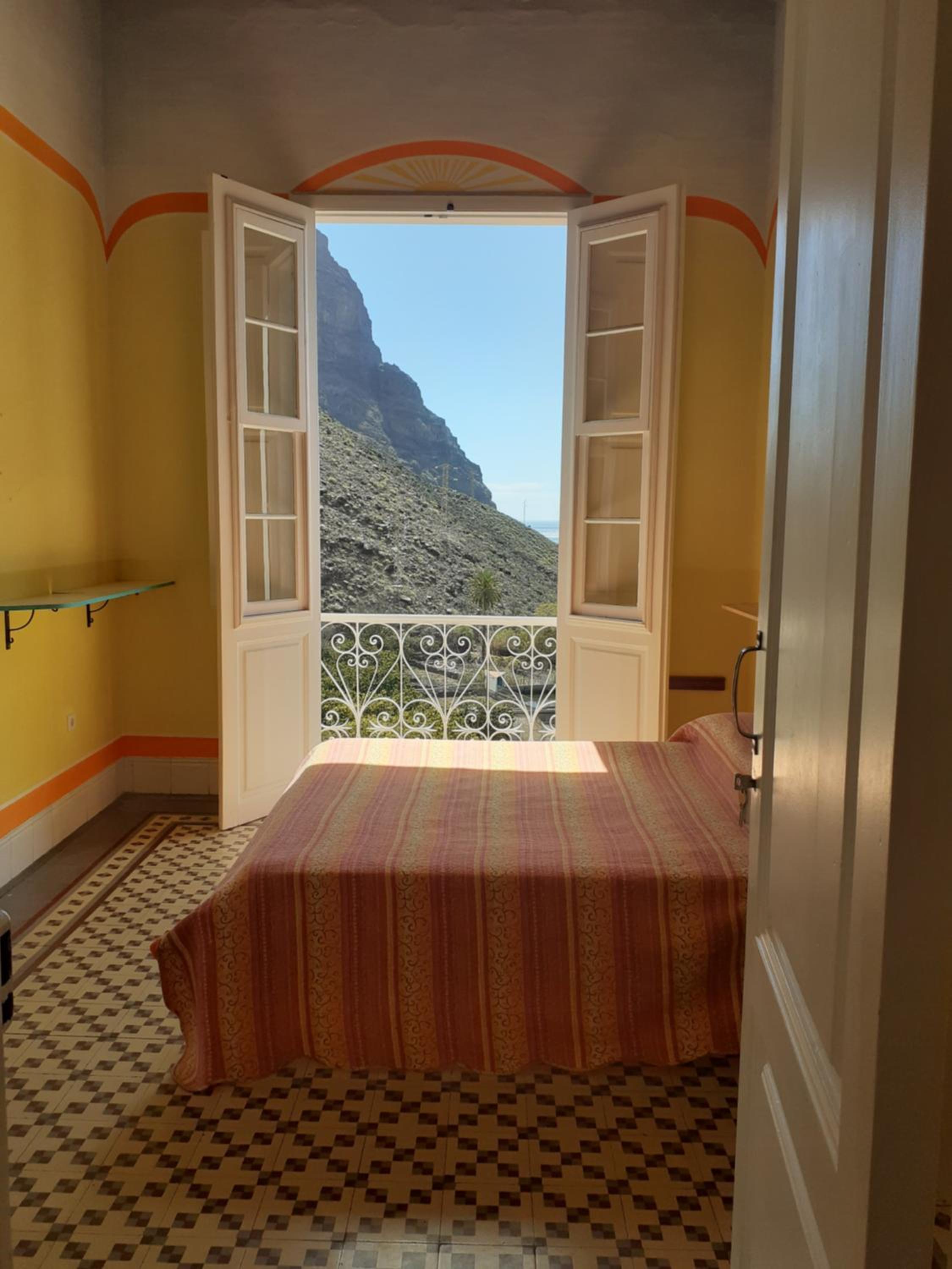 Double Room with Balcony - Photo 11