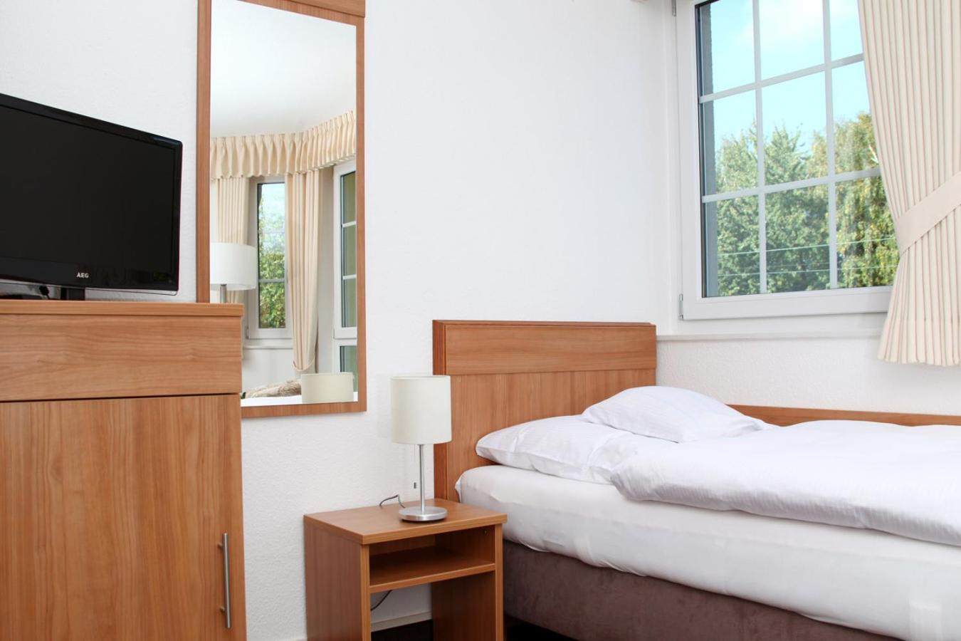 Single Room with Private Bathroom photo 1