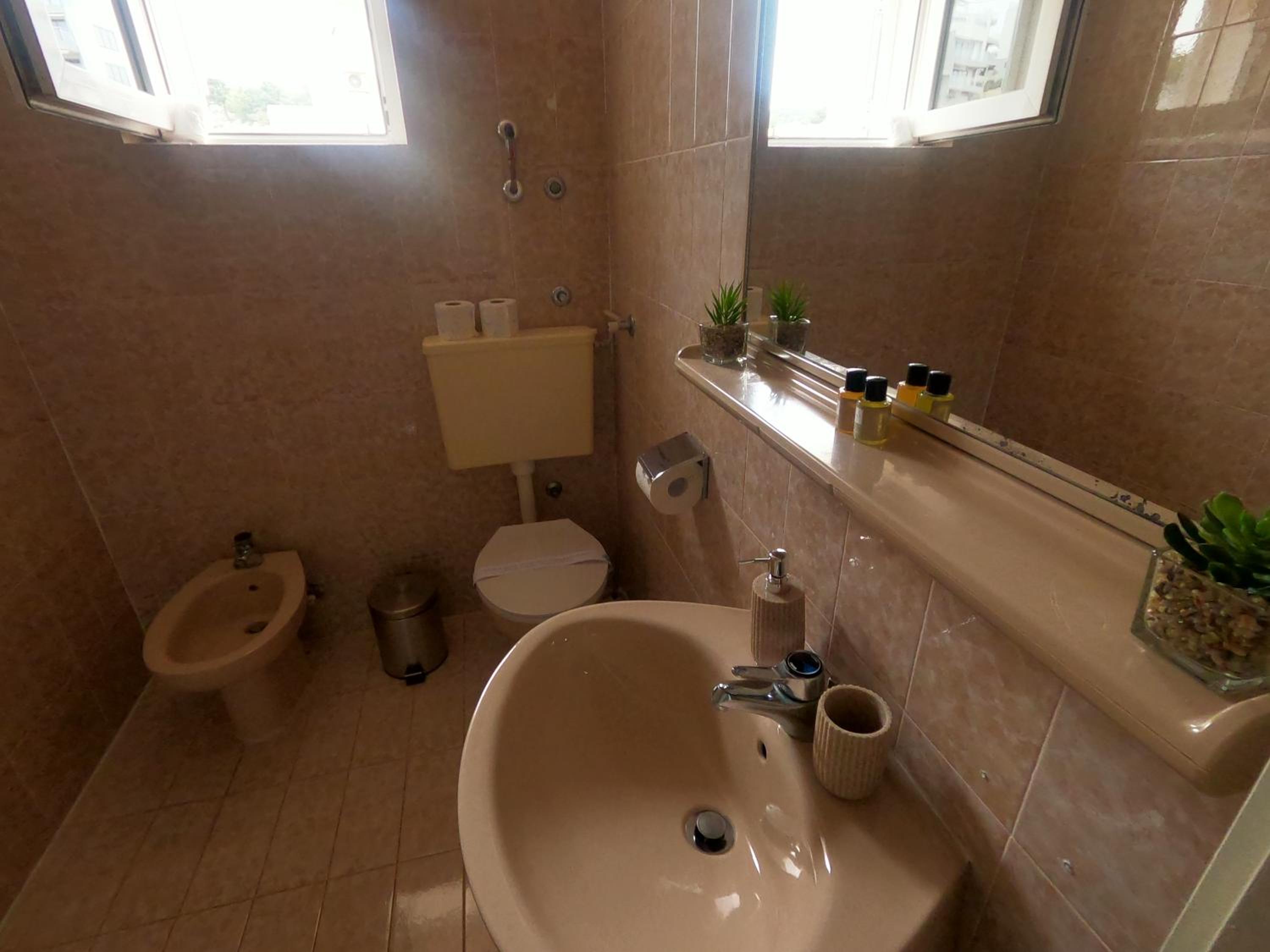 Double Room with Balcony - Photo 8