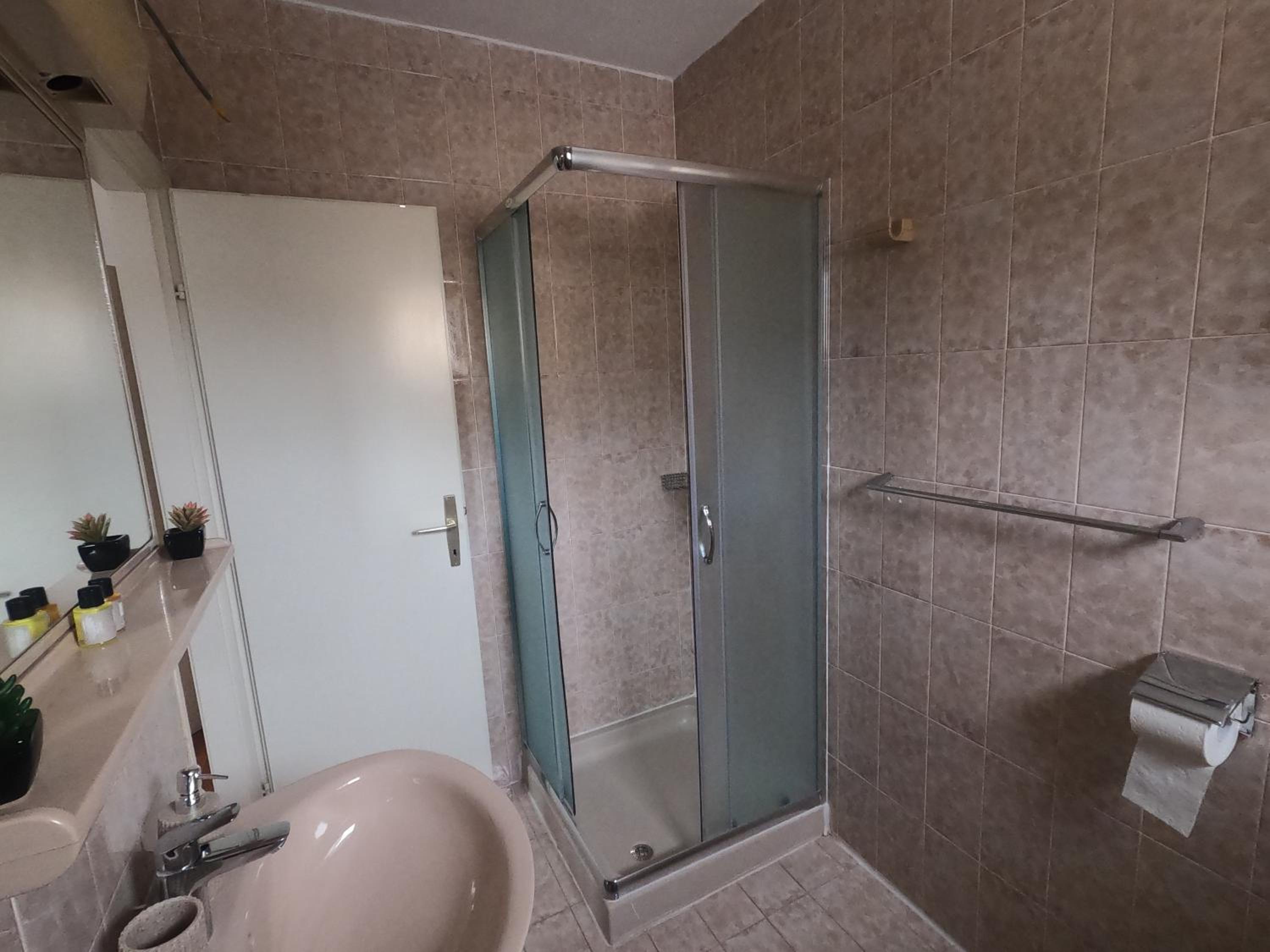 Double Room - Photo 6