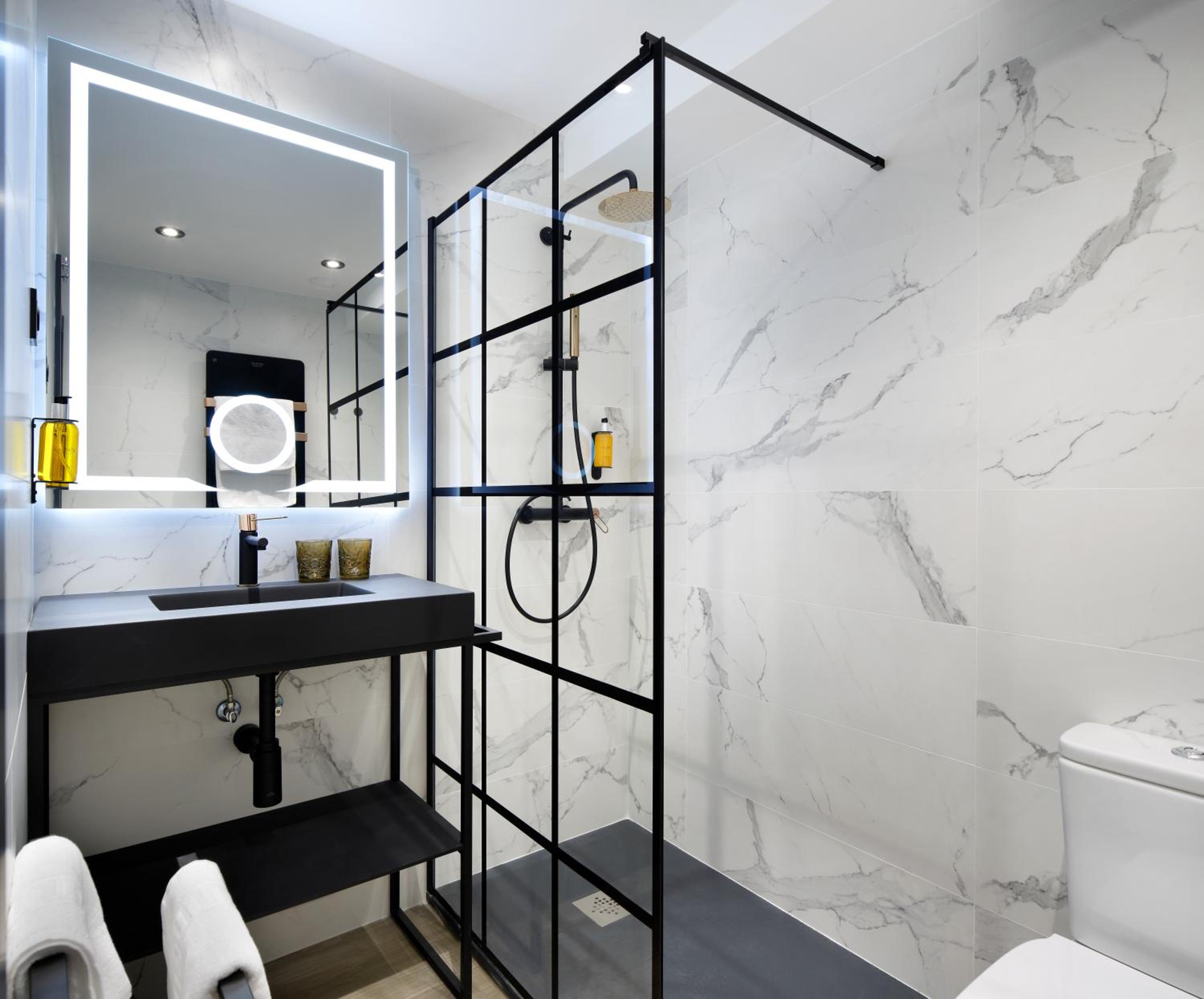 Deluxe Double Room with Bath photo 3