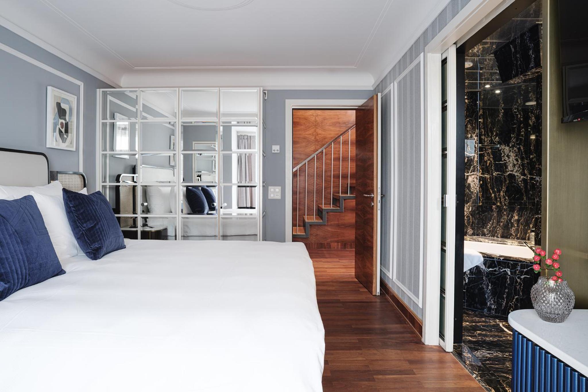 Suite with Lake View thumbnail 6