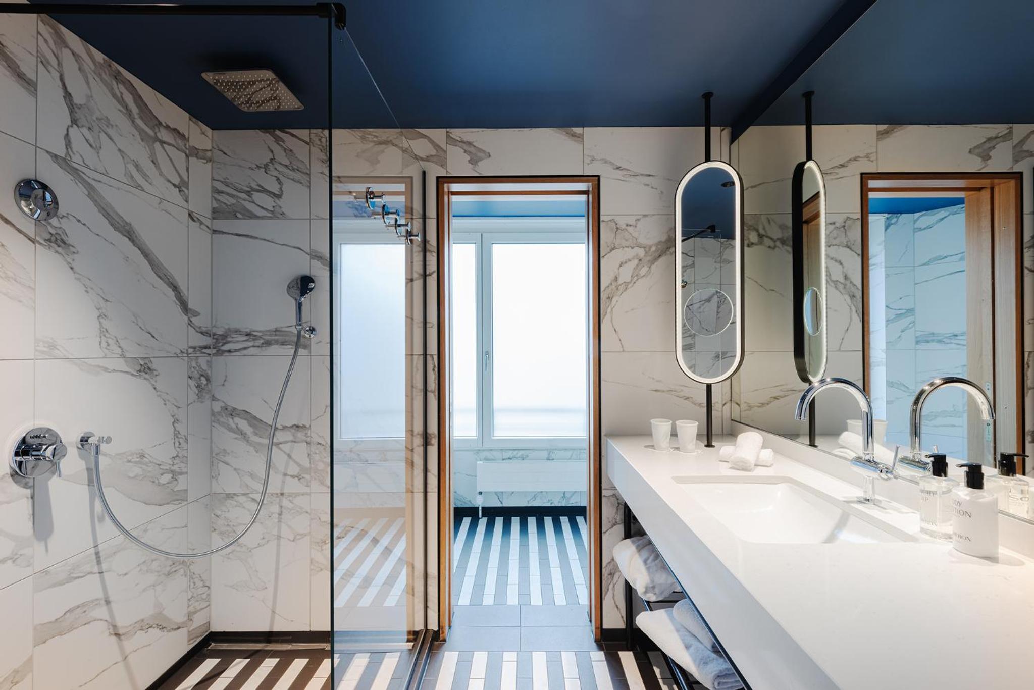 Junior Suite with Lake View - Photo 4