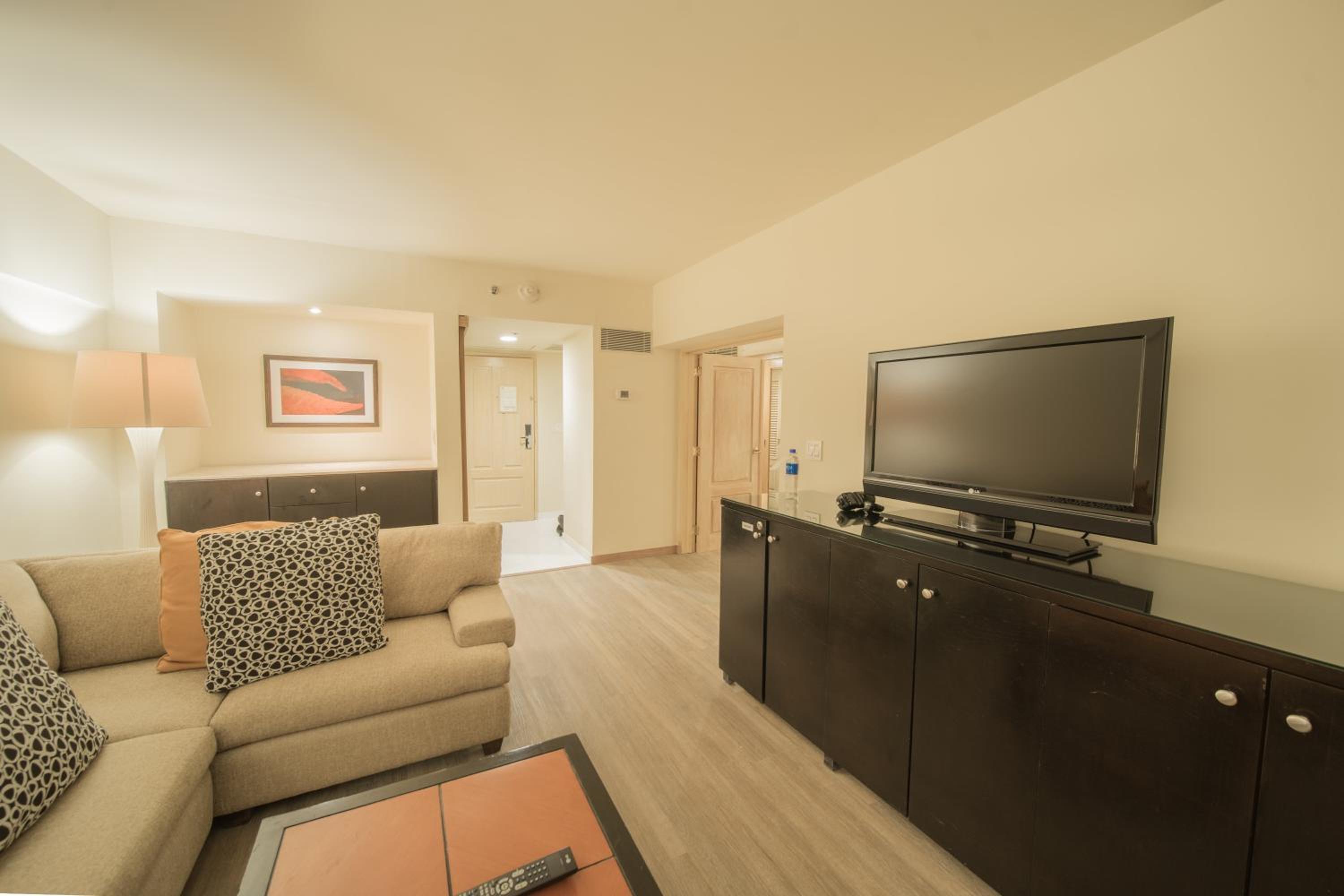 Junior King Suite - Photo 17