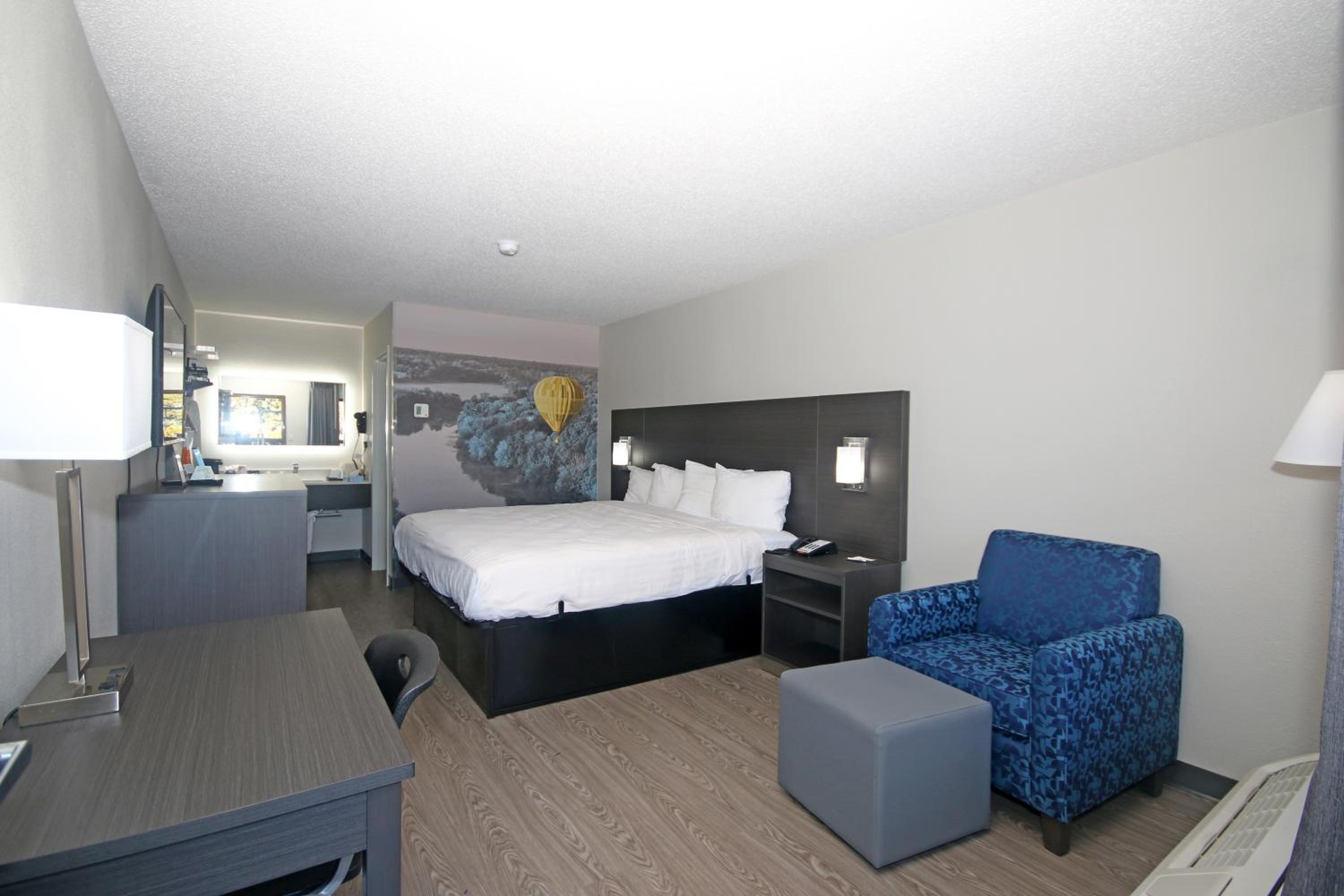 King Suite - Accessible/Non Smoking photo 2