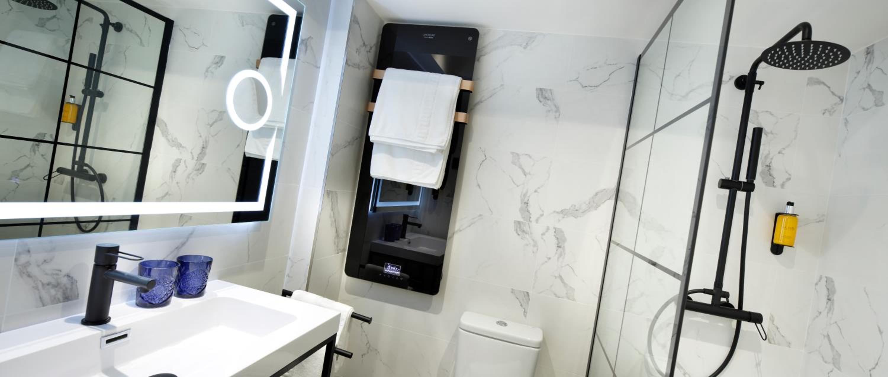 Twin Room with Balcony - Photo 9