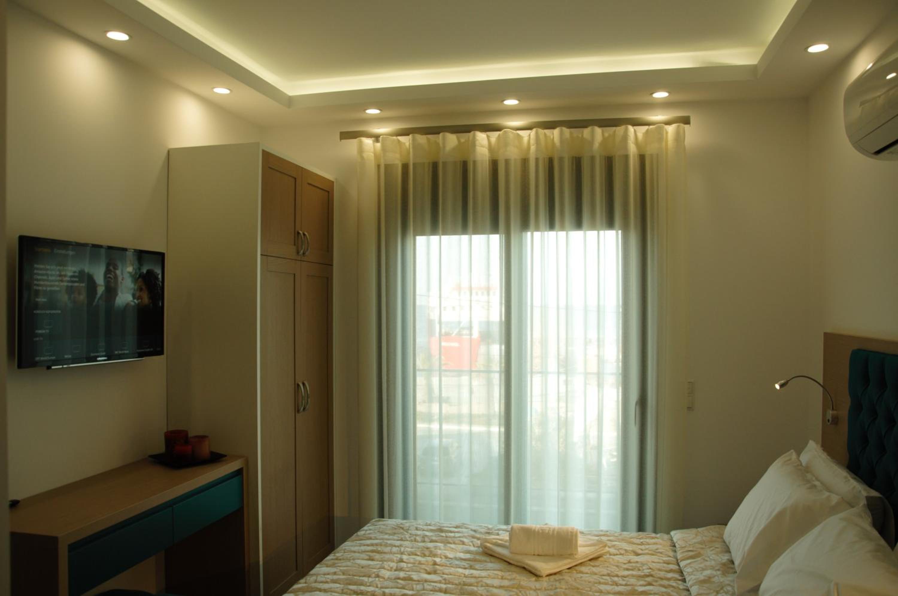 Double Room with Balcony and Sea View - Photo 8
