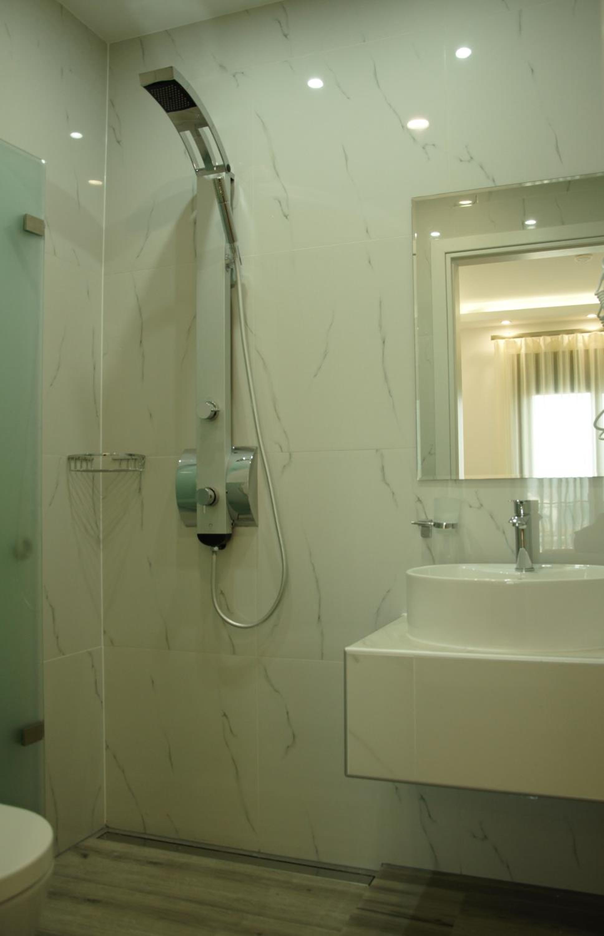 Double Room with Balcony and Sea View - Photo 4