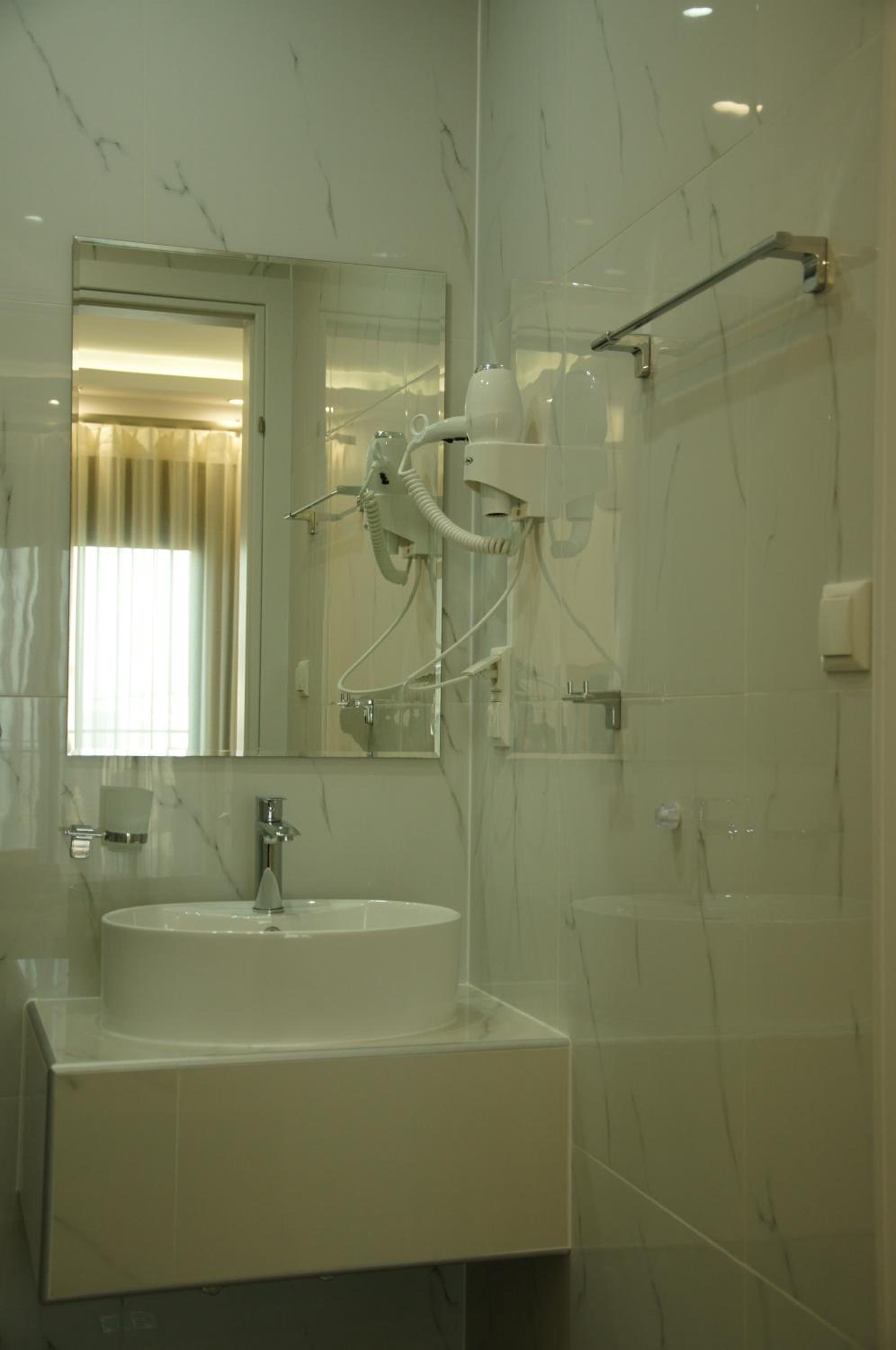 Double Room with Balcony and Sea View - Photo 3