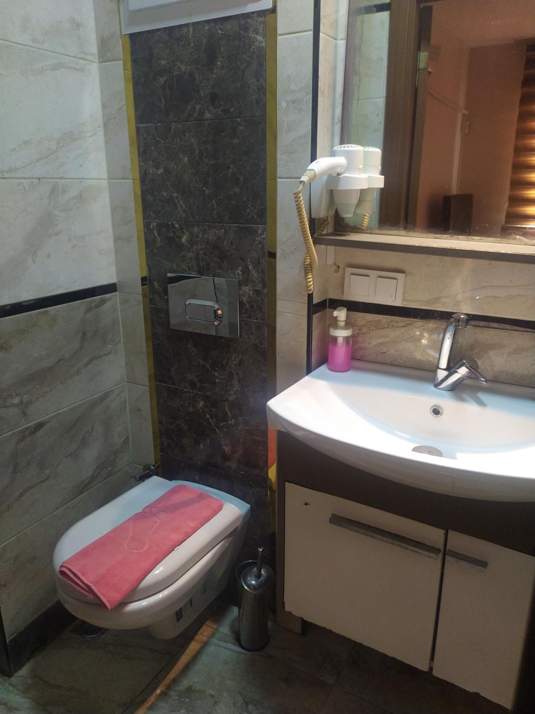 Twin Room with Private Bathroom photo 2