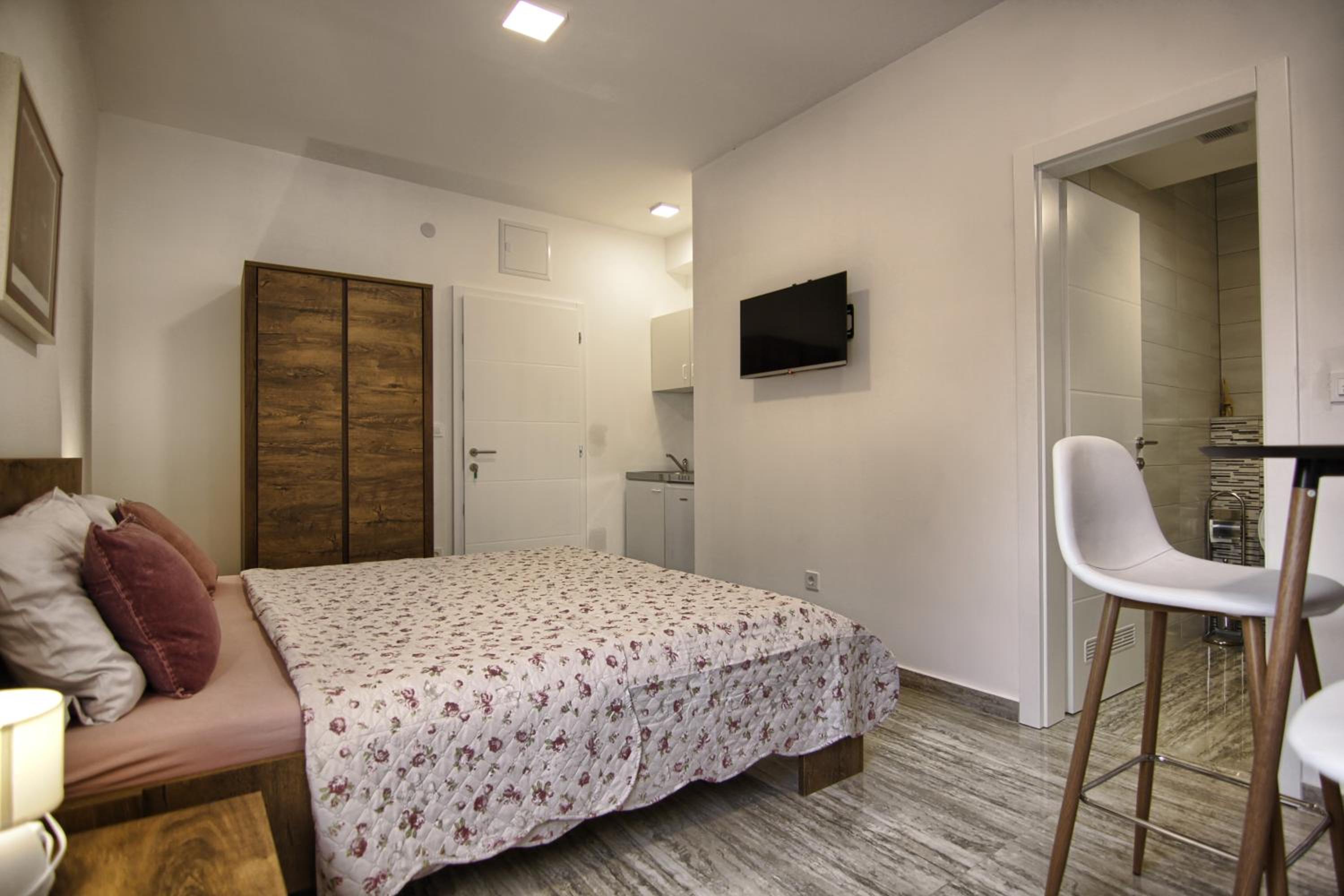 One-Bedroom Apartment photo 2