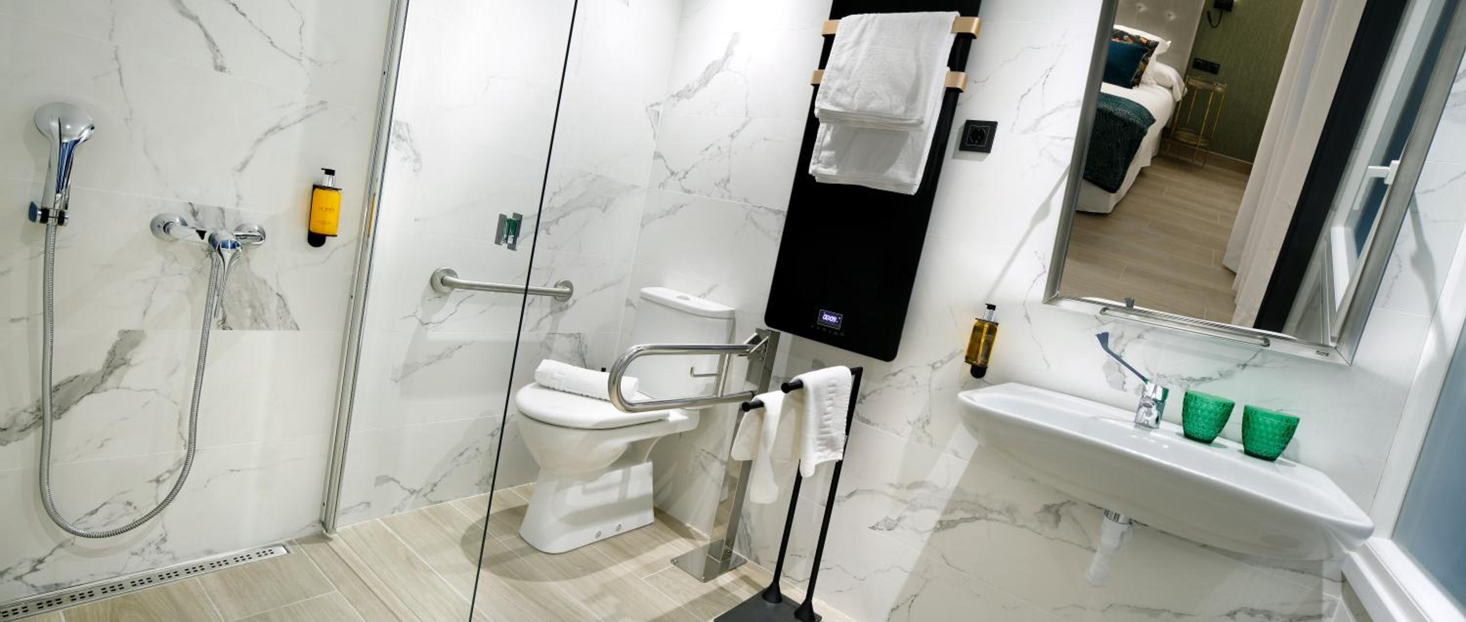 Twin Room - Disability Access - Photo 9