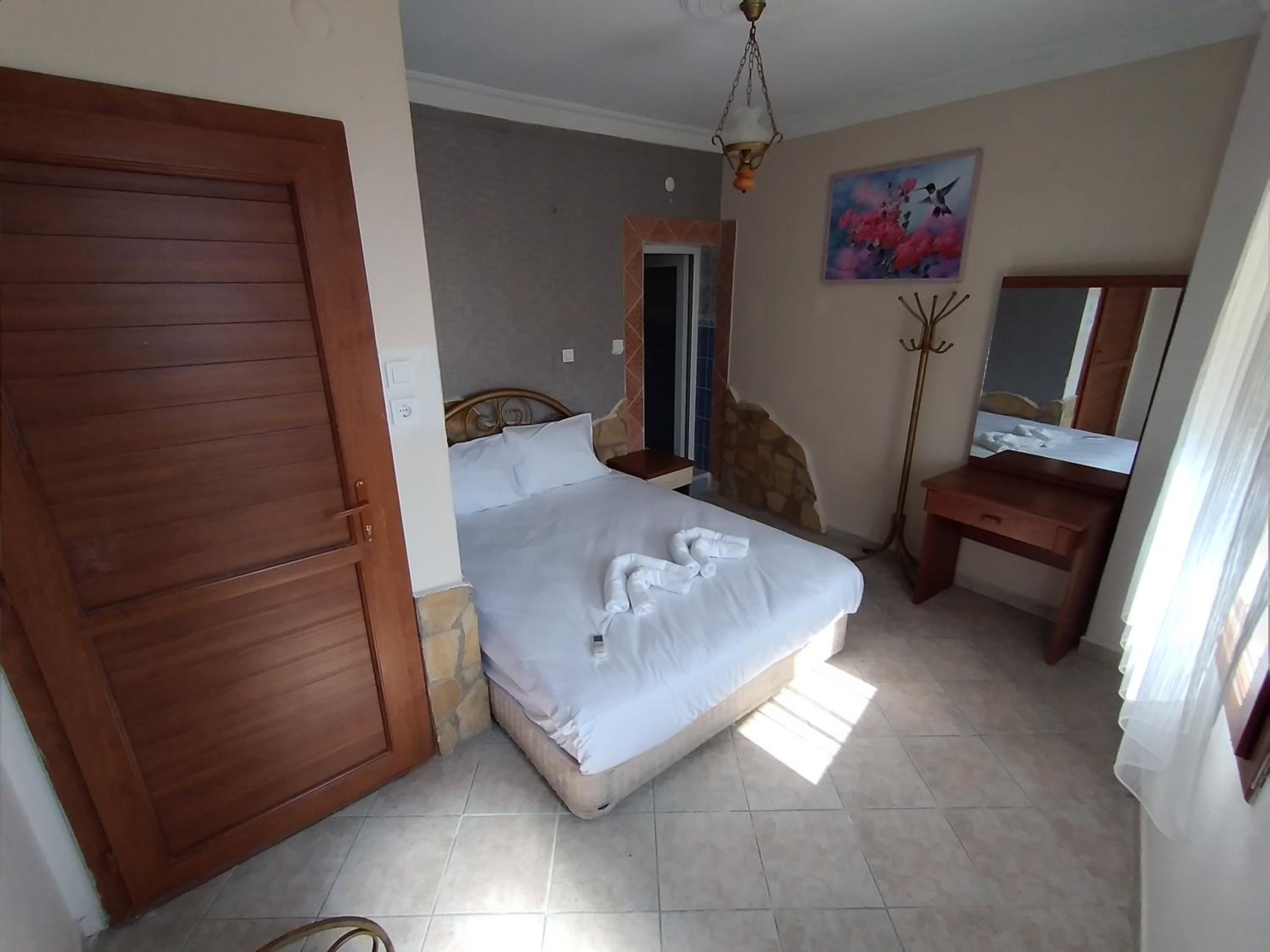 Queen Room with Spa Bath photo 3