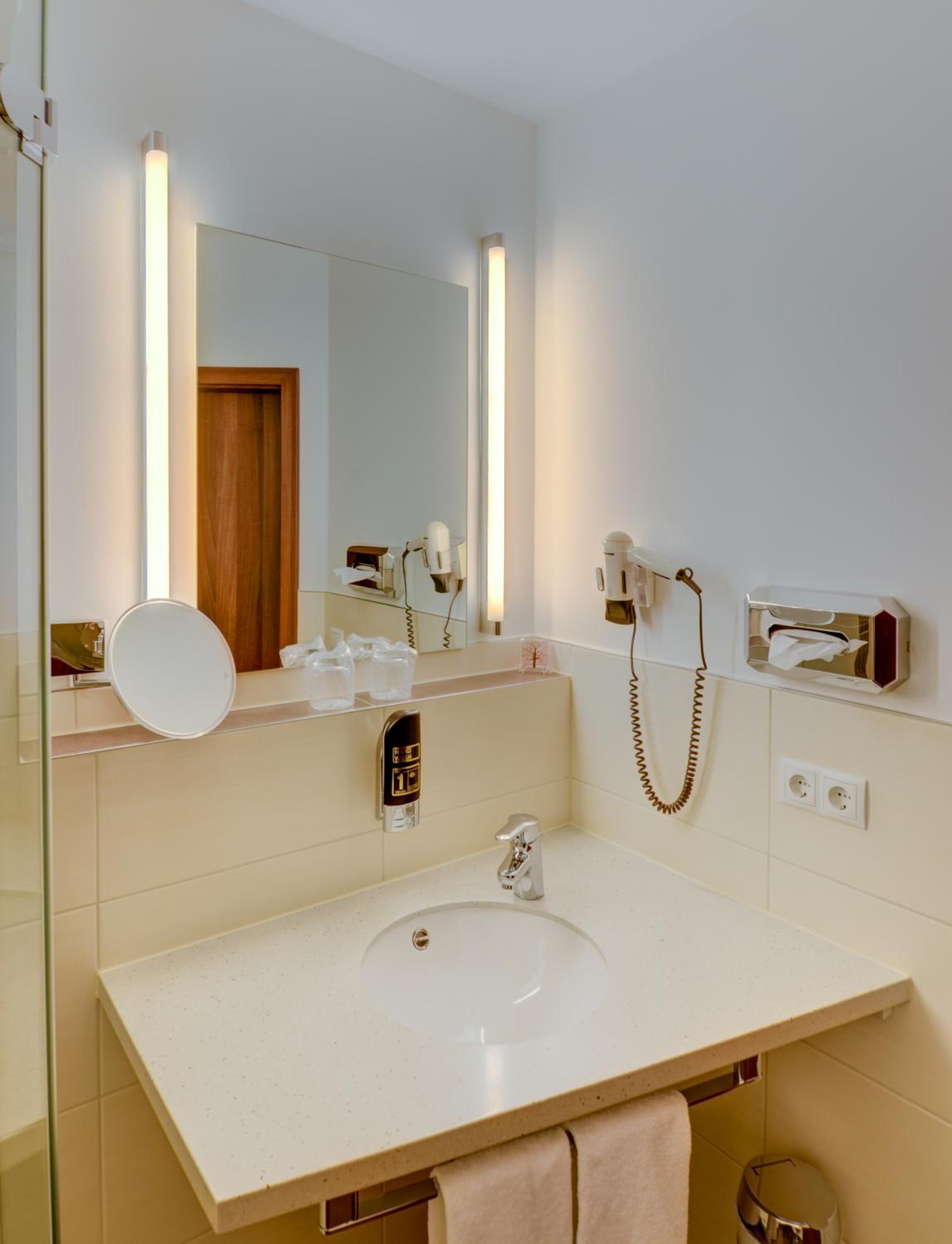 Standard Double Room - Photo 7