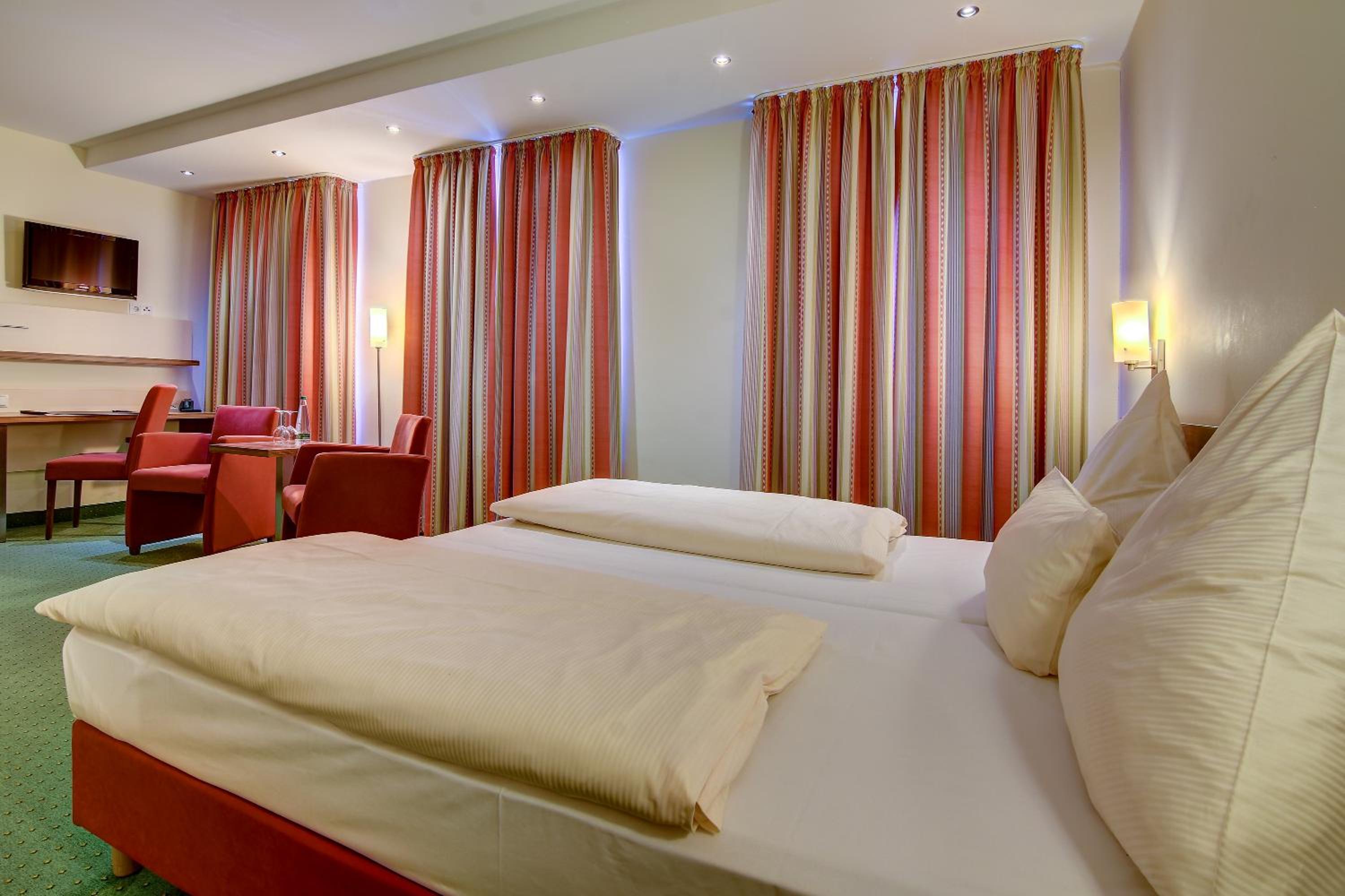Standard Double Room - Photo 11