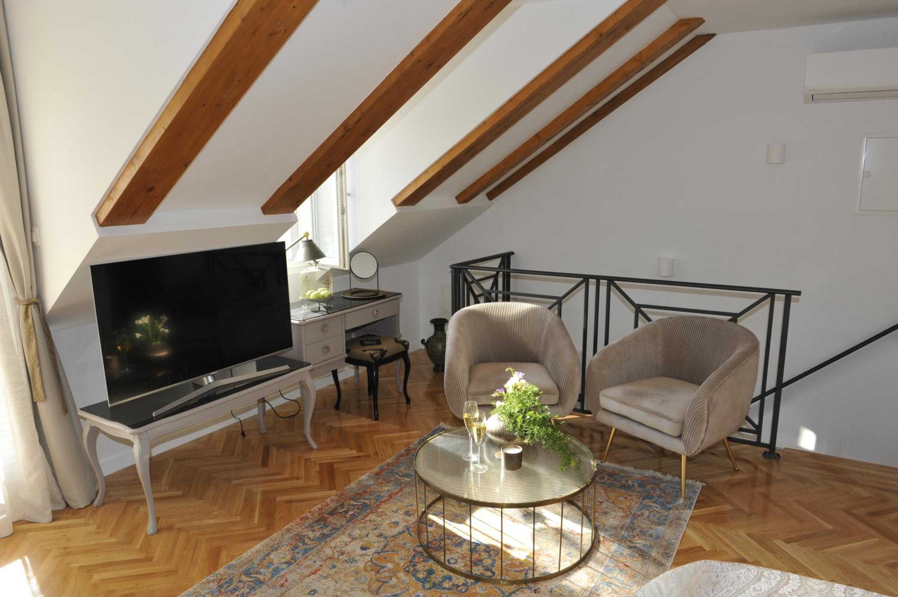 Double Room with Balcony - Photo 6