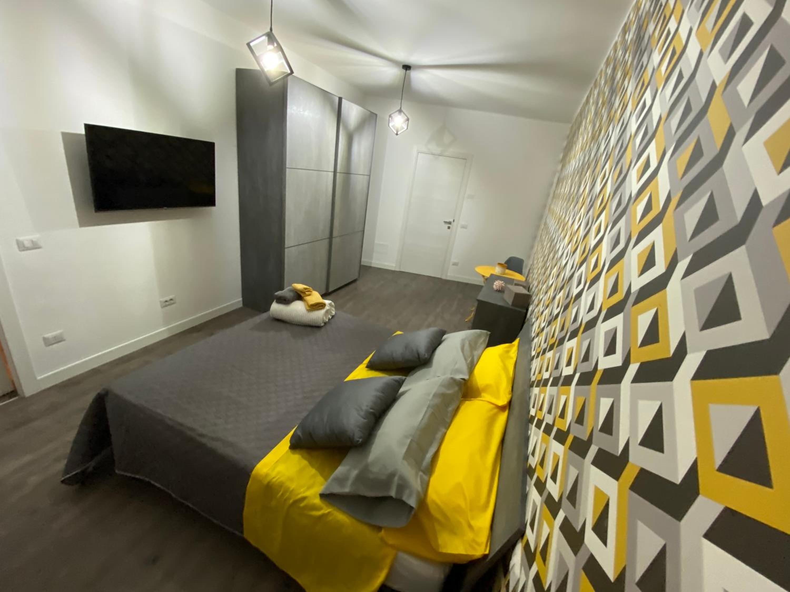 King Room with Balcony - Photo 3