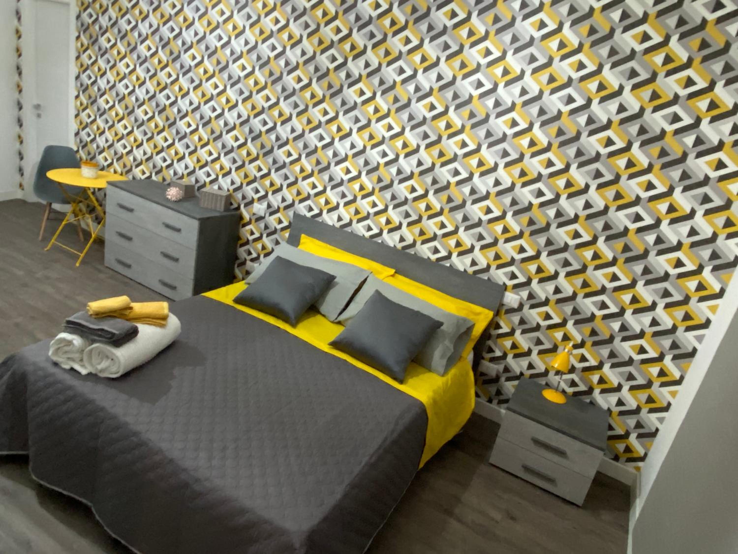 King Room with Balcony - Photo 5